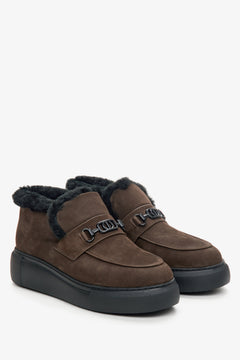 Schräge Frontalansicht der braunen Damen-Winterstiefeletten aus Naturvelours