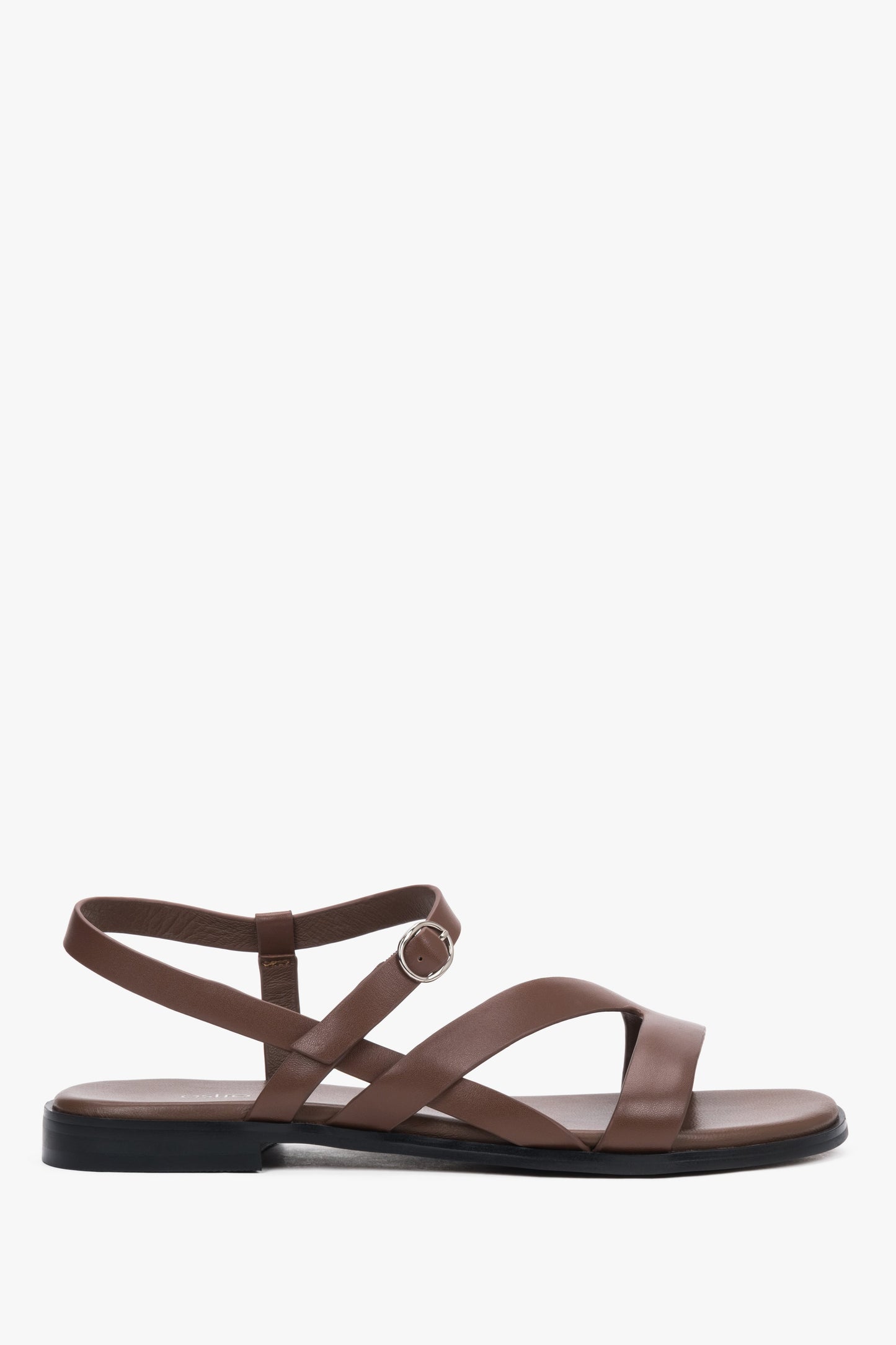 Braune flache Damen-Sandalen aus echtem Leder in seitlicher Profilansicht