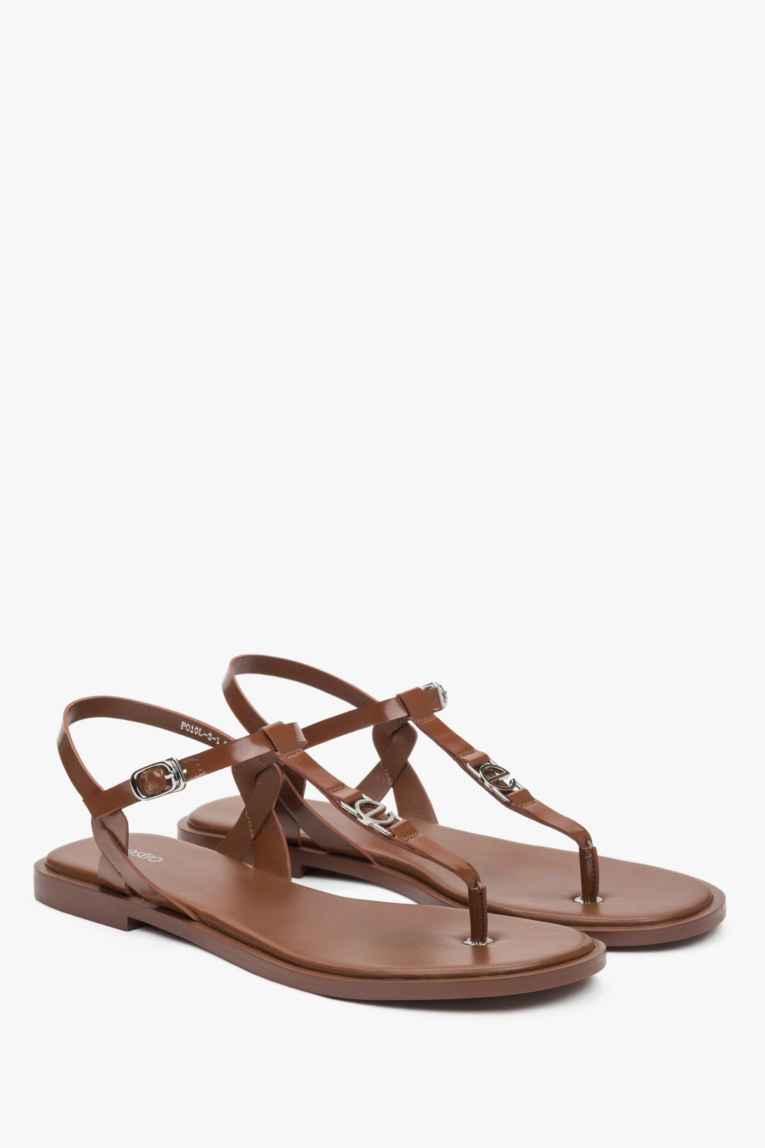 Schrägansicht des Paares brauner Leder-Sandalen mit feinem Fesselriemchen