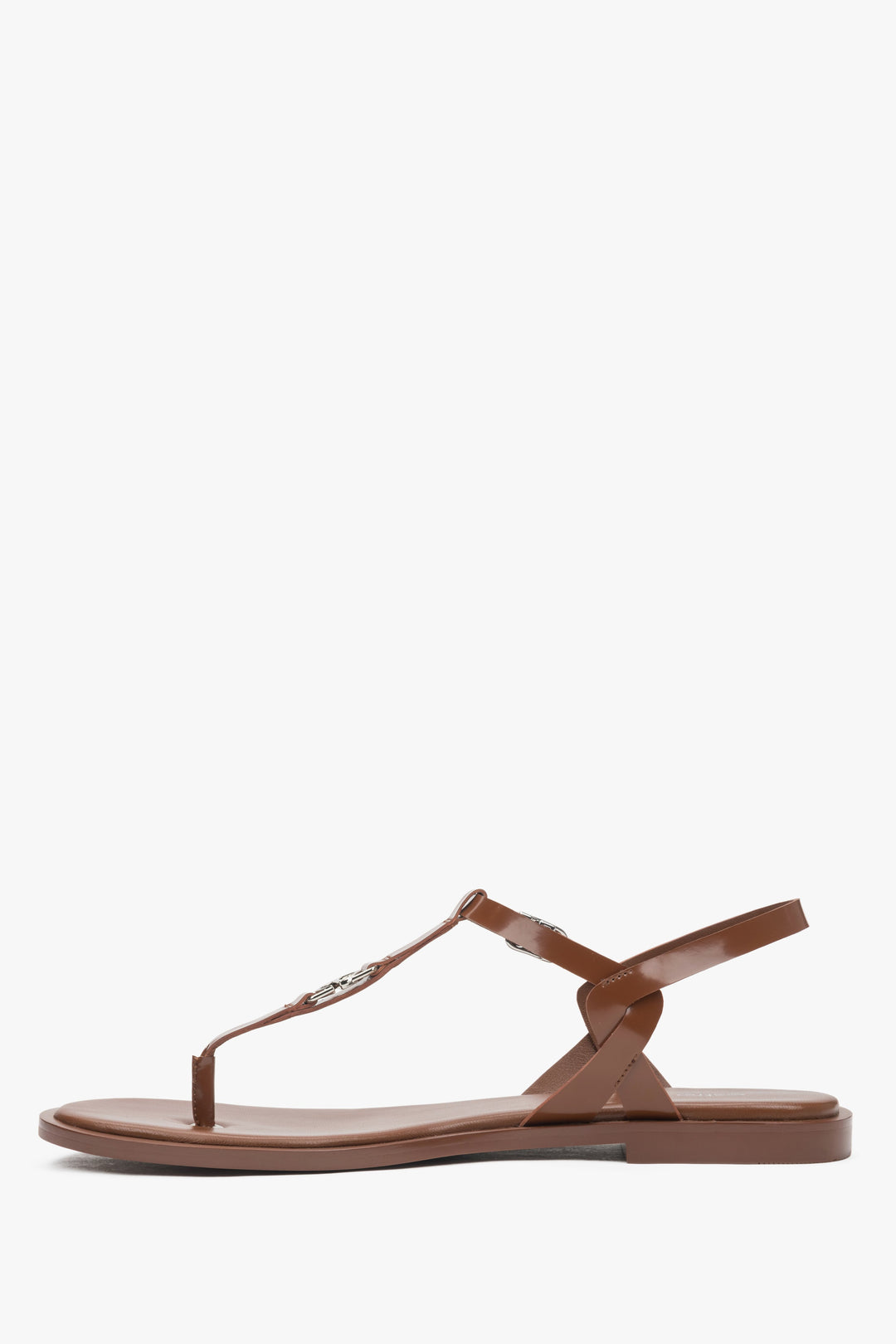 Linke Seitenansicht der minimalistischen braunen Zehentrenner-Sandalen