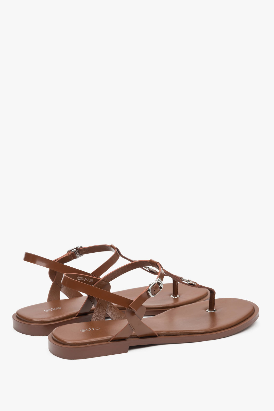 Rückwärtige Schrägansicht der braunen Sommer-Sandalen mit Fokus auf die flache Sohle