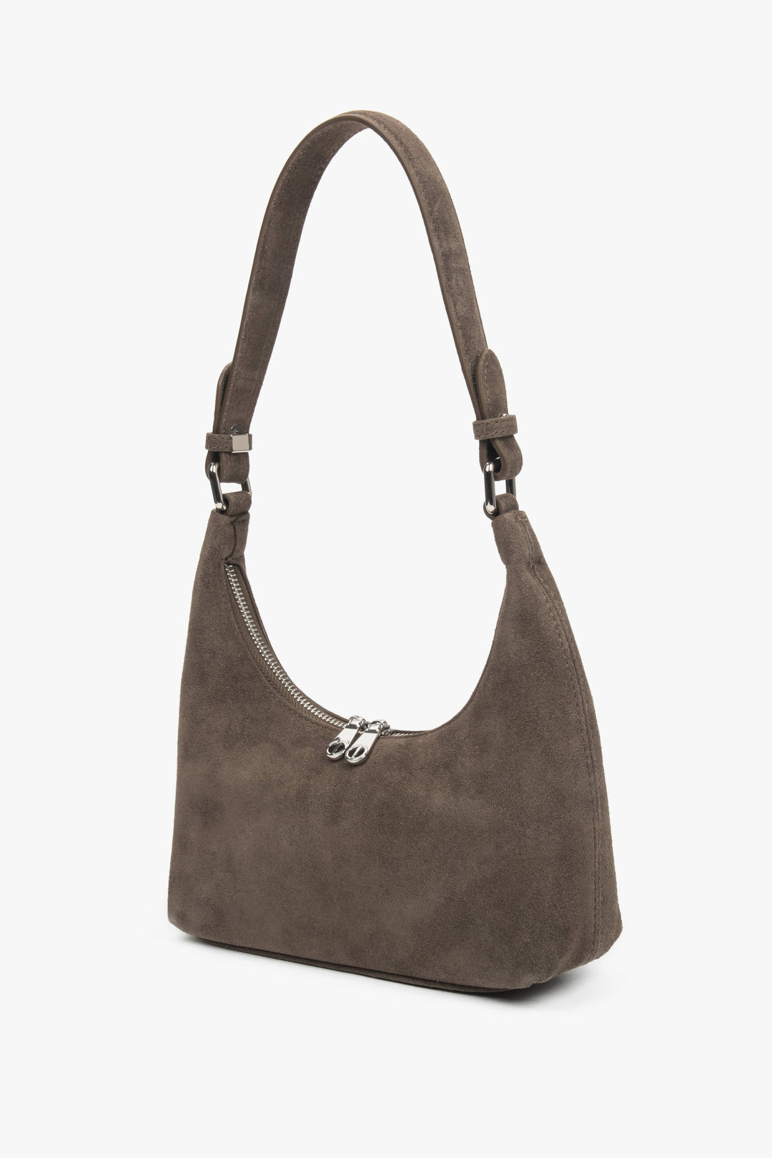 Schrägansicht der Tasche, die die sanft geschwungene Form und den Schulterriemen zeigt