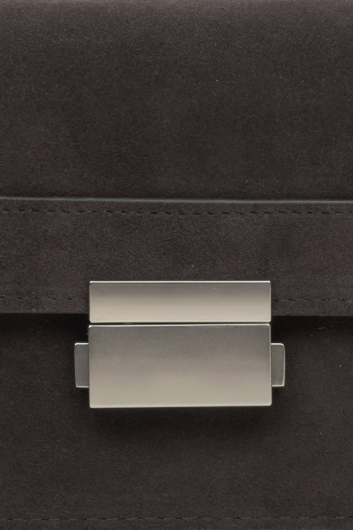 Kompakte braune Handtasche im modernen Materialmix für stilvolle Outfits. 