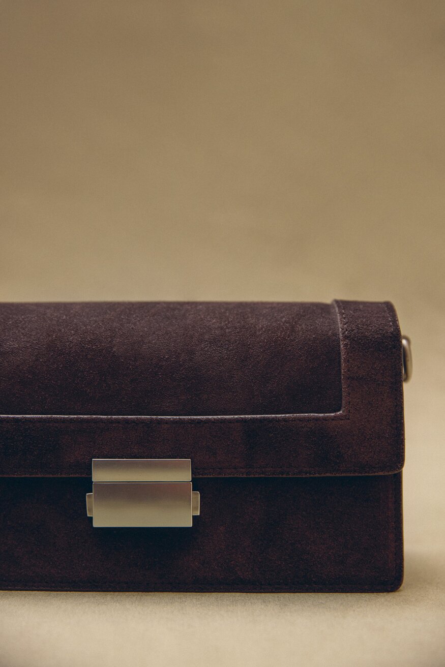 Kleine Braune Damen-Handtasche aus einem edlen Leder-Velours-Mix mit silberfarbenen Details Estro ER00115770
