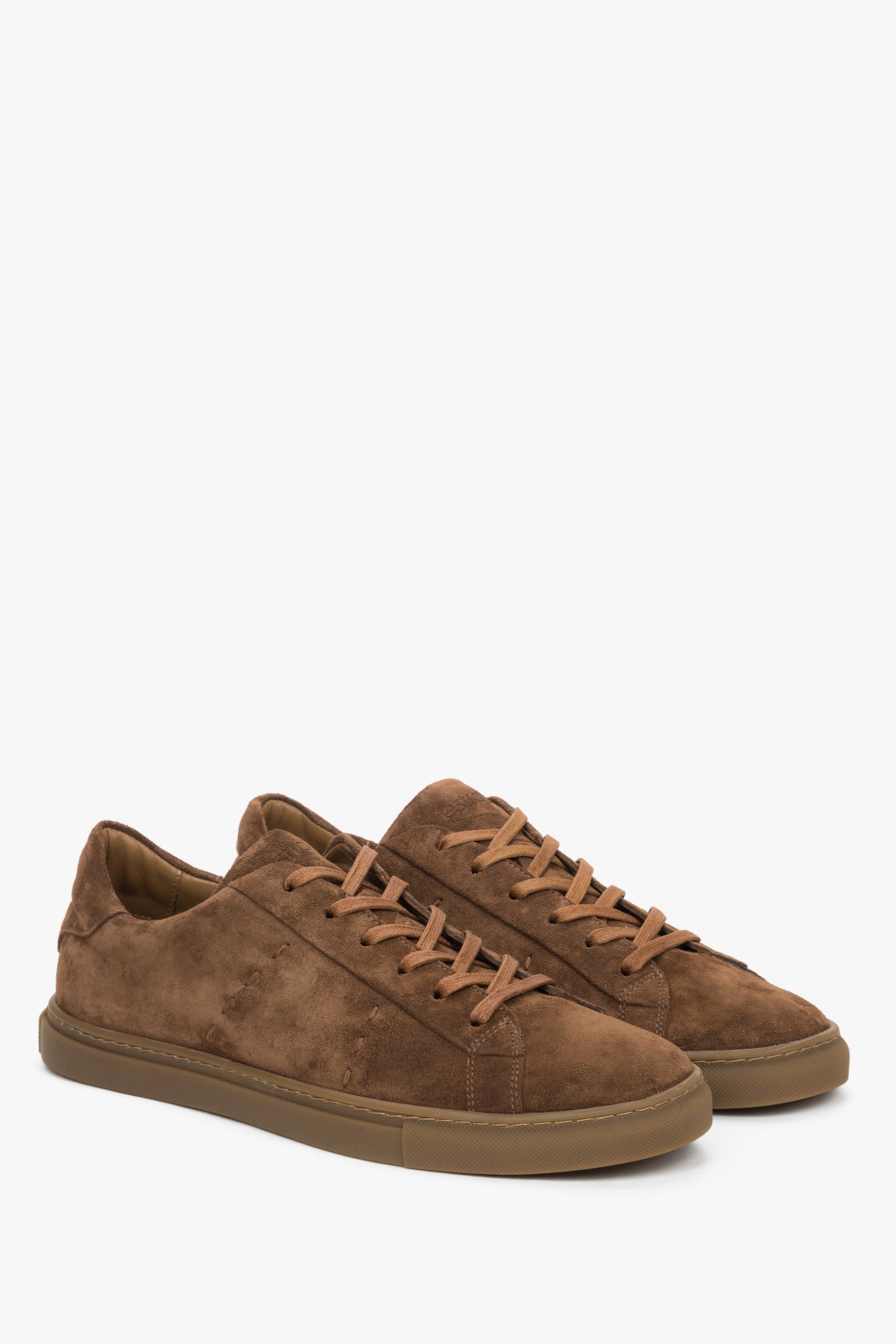 Schräge Ansicht der eleganten Schnürschuhe für Herren von Estro.