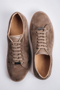 Draufsicht auf das Paar brauner Herren-Sneaker aus weichem Veloursleder.