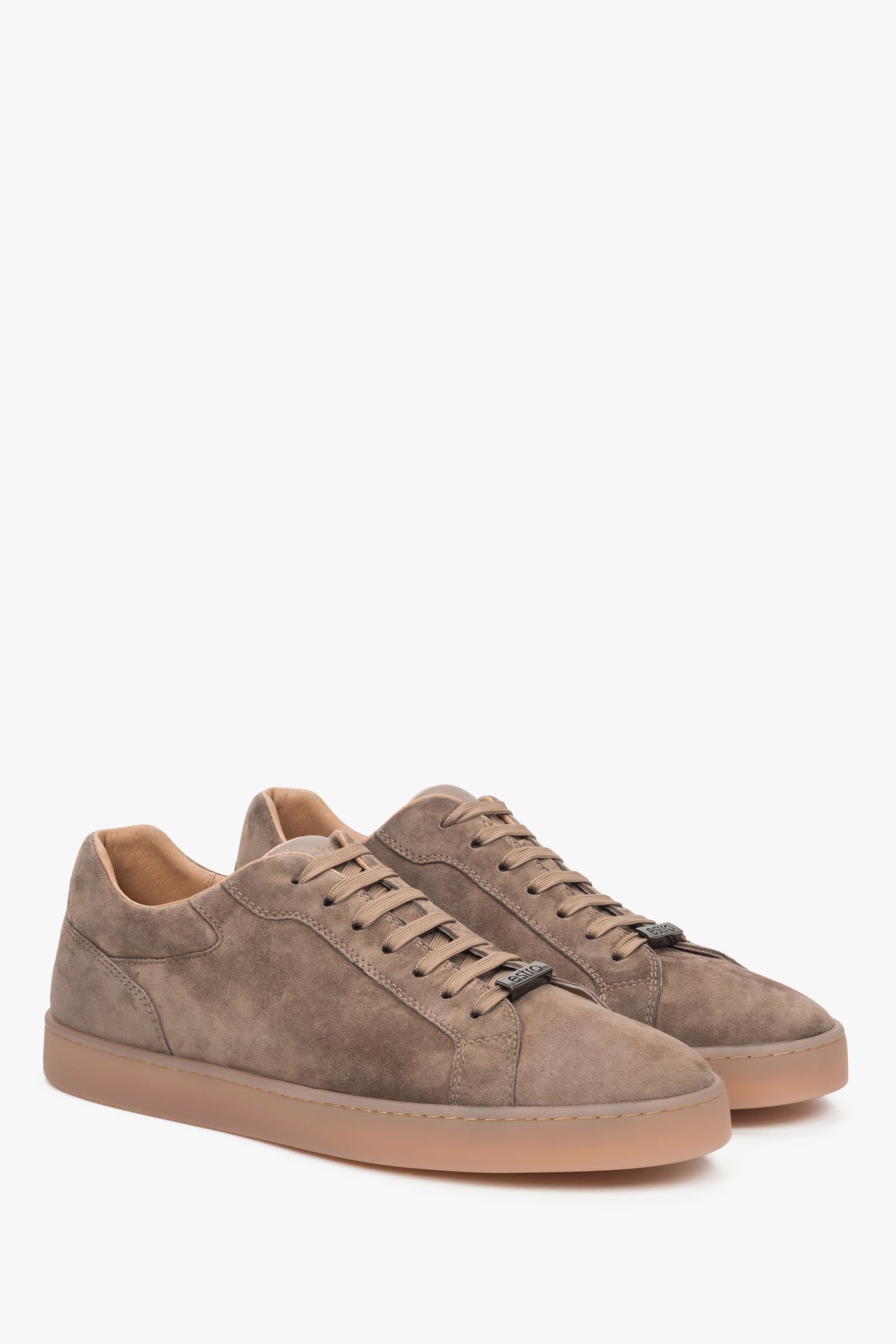 Schräge Ansicht der braunen Herren-Sneaker mit klassischer Schnürung.