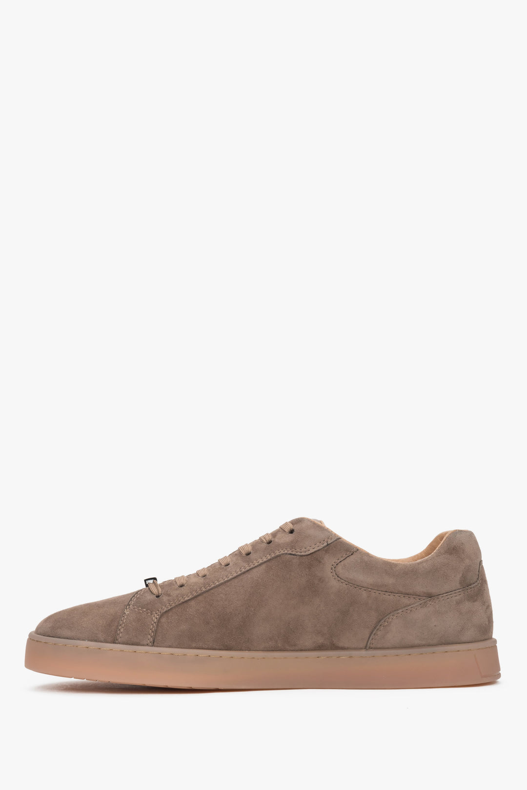 Flache Seitenansicht der anderen Seite des braunen Veloursleder-Sneakers.