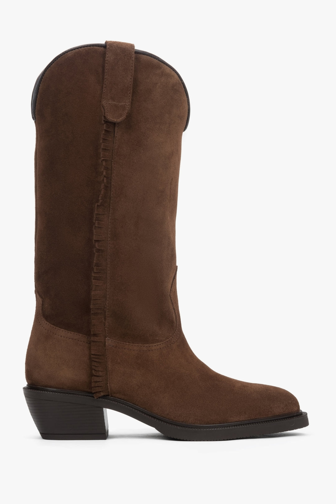 Seitenansicht der braunen hohen Damen-Cowboystiefel aus Velours mit charakteristischem Absatz