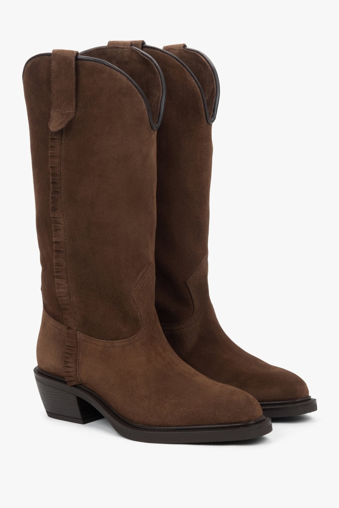 Schrägansicht des eleganten Westernstiefel-Paares zur Veranschaulichung der Ziernähte