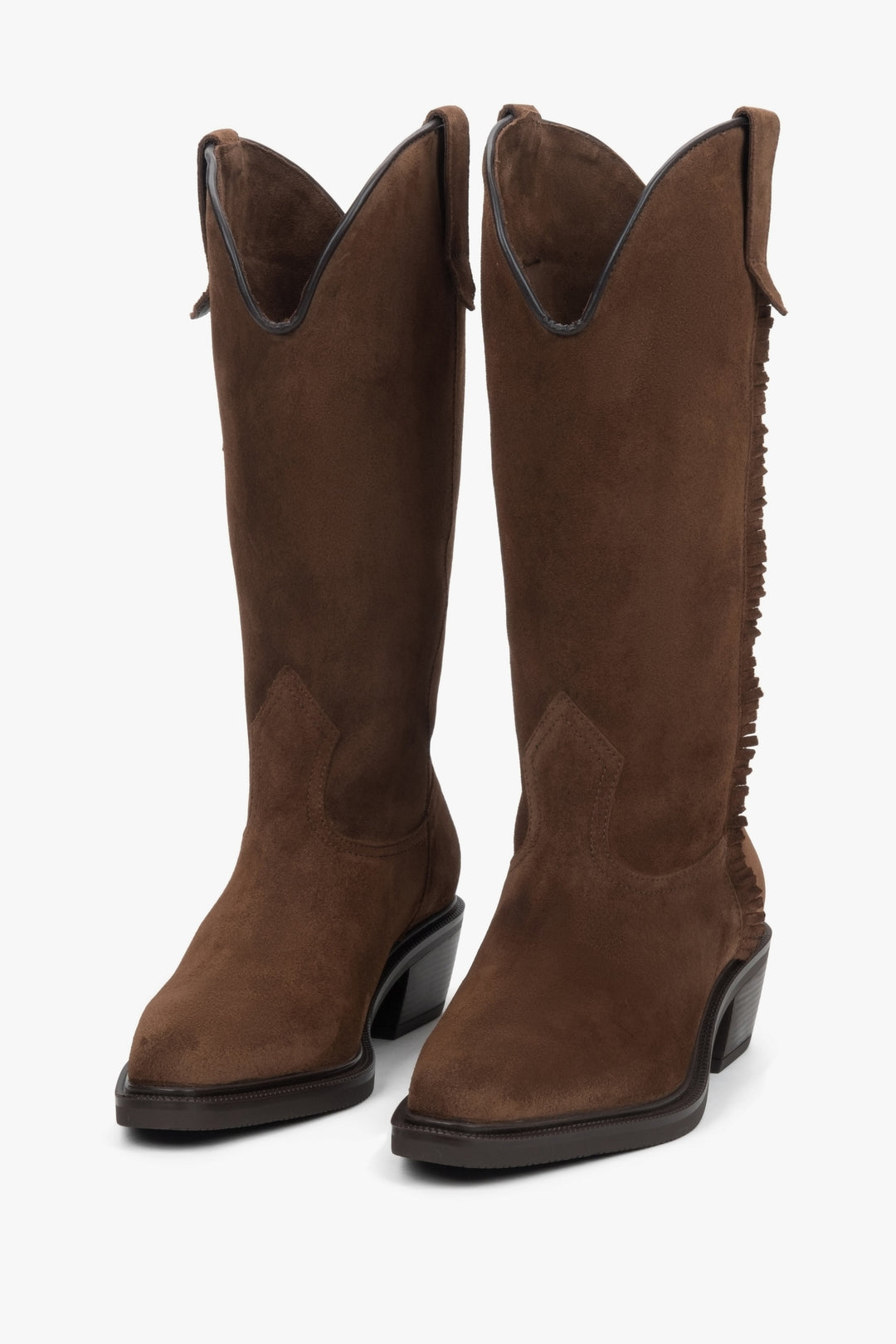 Frontale Ansicht der braunen Velours-Cowboystiefel für einen klaren Blick auf die Silhouette