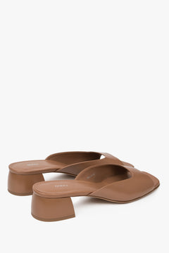 Elegante braune Leder-Sandaletten ohne Riemen für sommerliche Looks. 