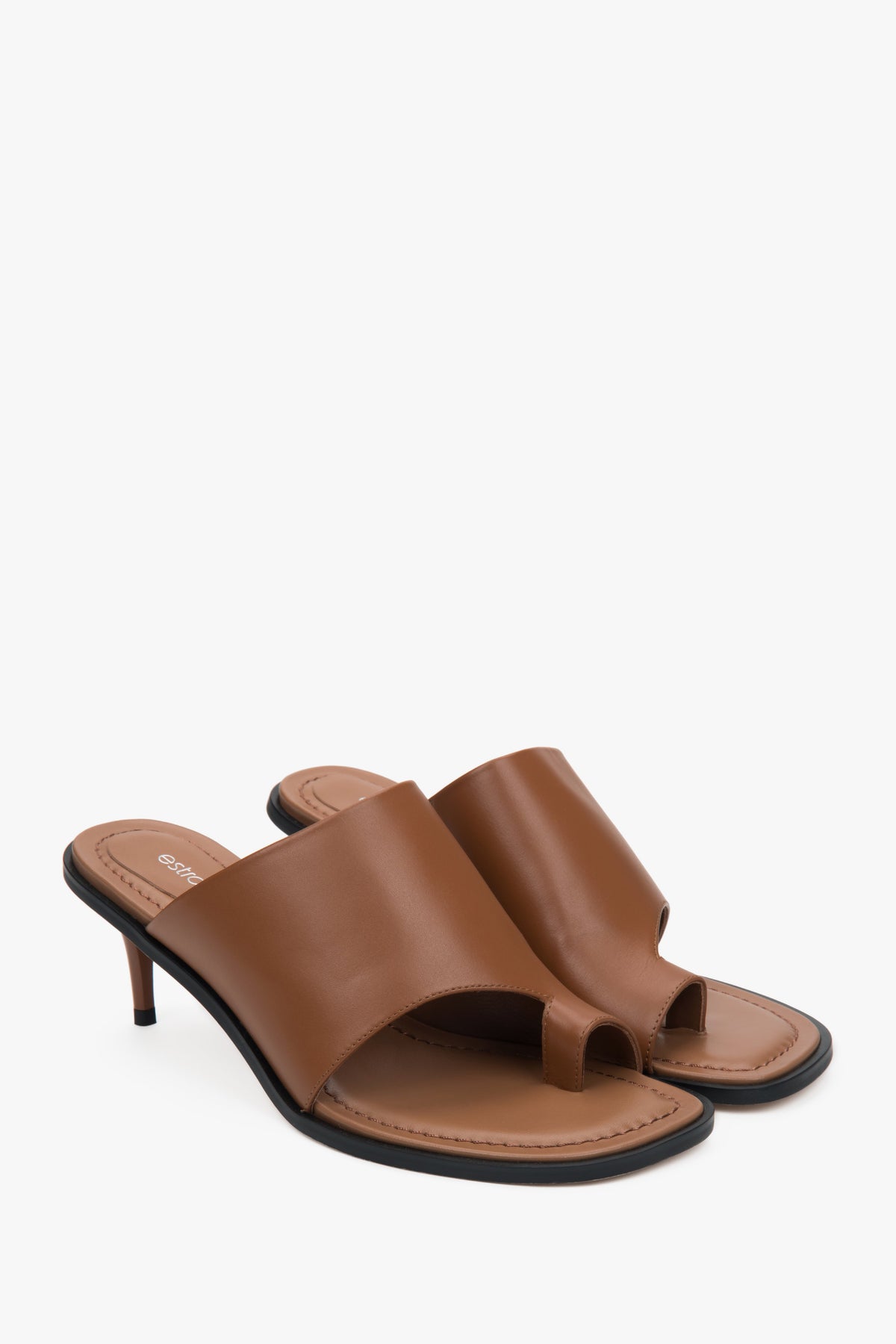 Nahaufnahme der eleganten Zehenschlaufe bei den braunen Leder-Mules.