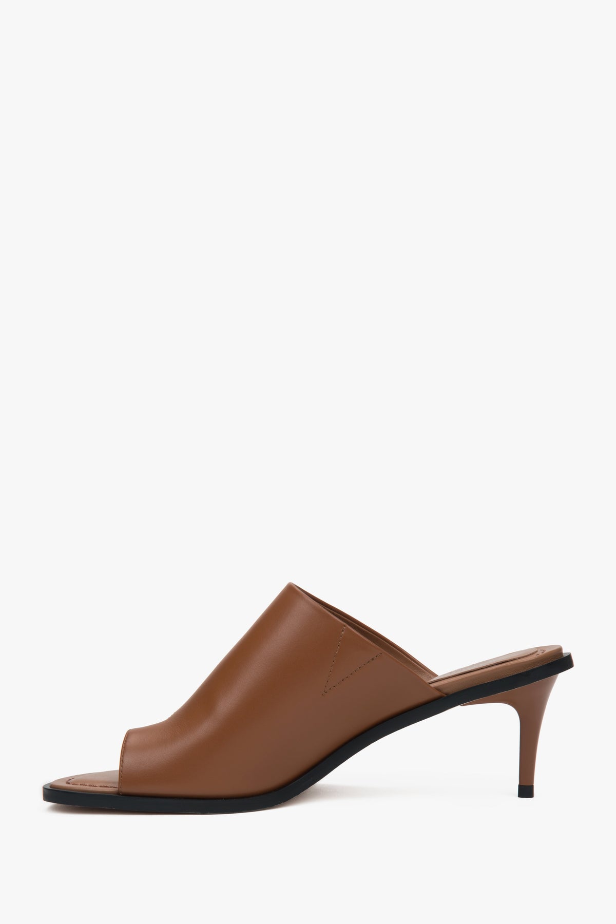 Stilvolle braune Pantoletten mit Absatz – ideal für sommerliche Abendoutfits.