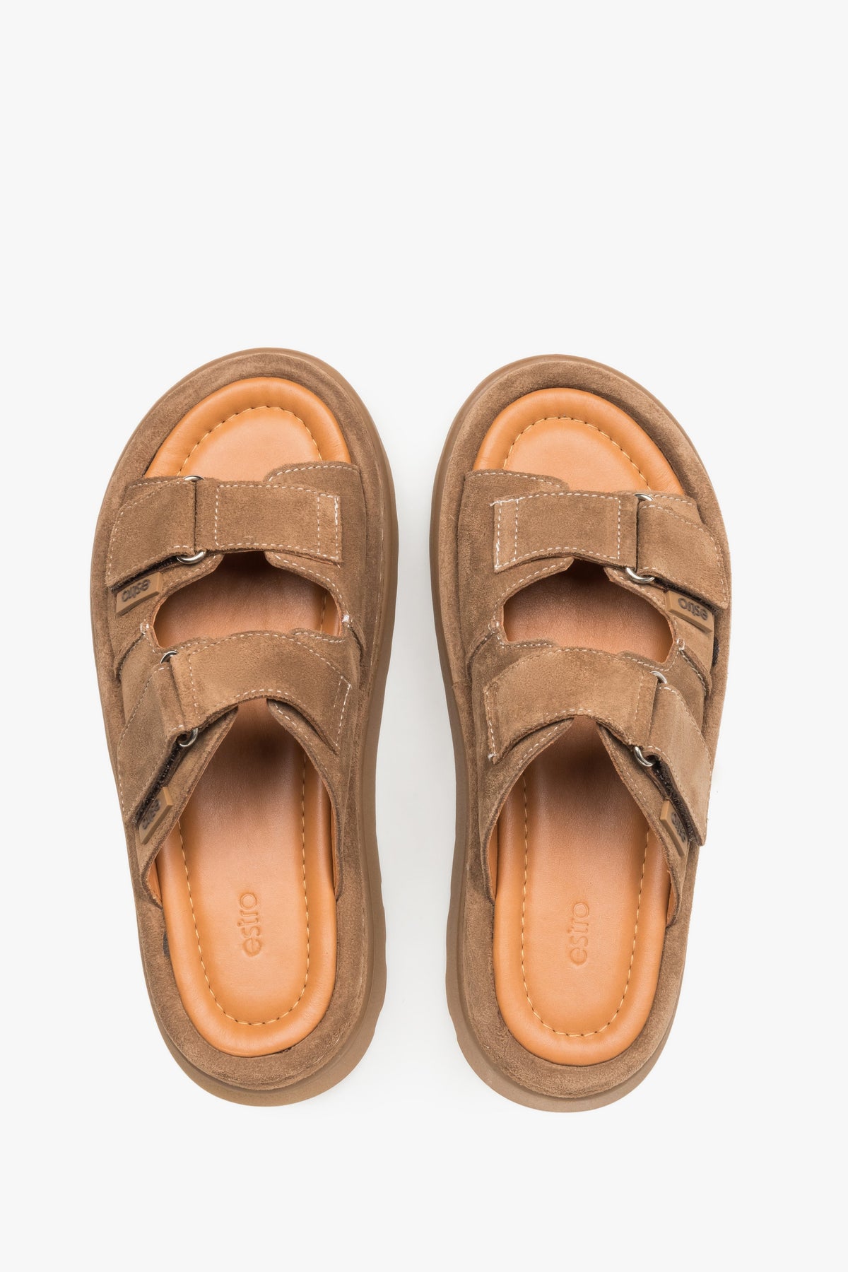 Stilvolle braune Plateau-Slides – ideal für moderne Sommer-Looks. 