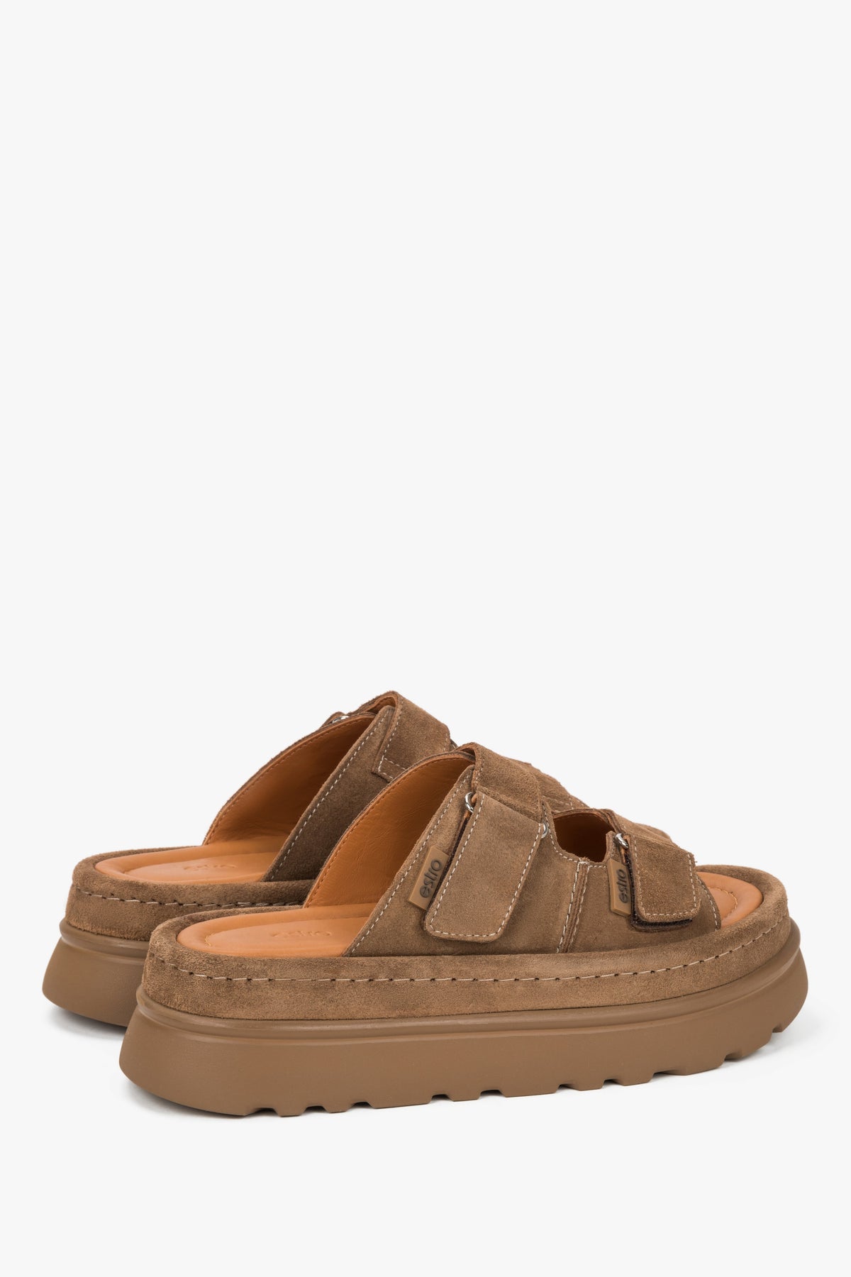 Bequeme braune Damen-Pantoletten aus Natur-Velours z dicker Sohle.