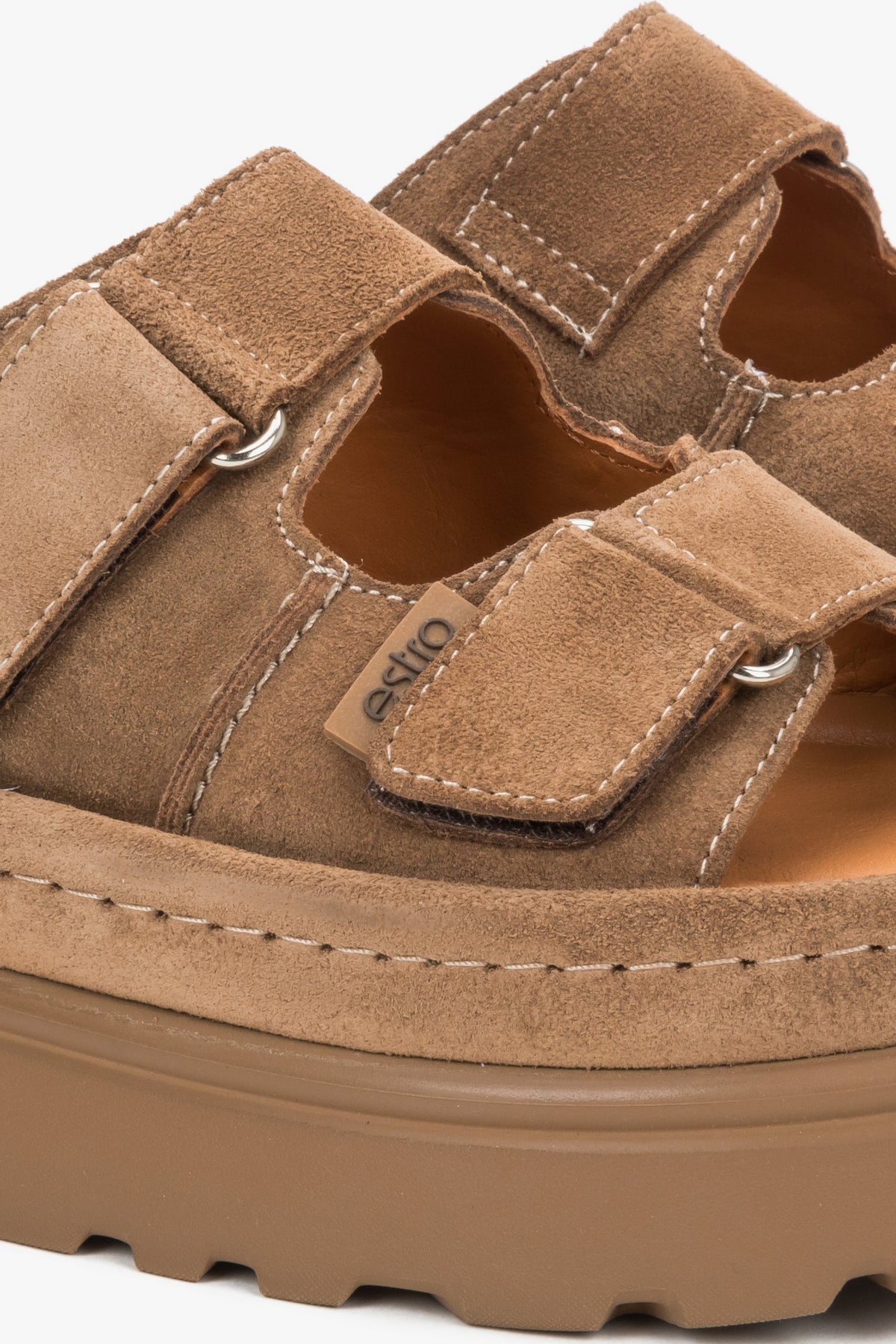 Estro Plateau-Pantoletten in Braun mit minimalistischem Design aus weichem Leder. 
