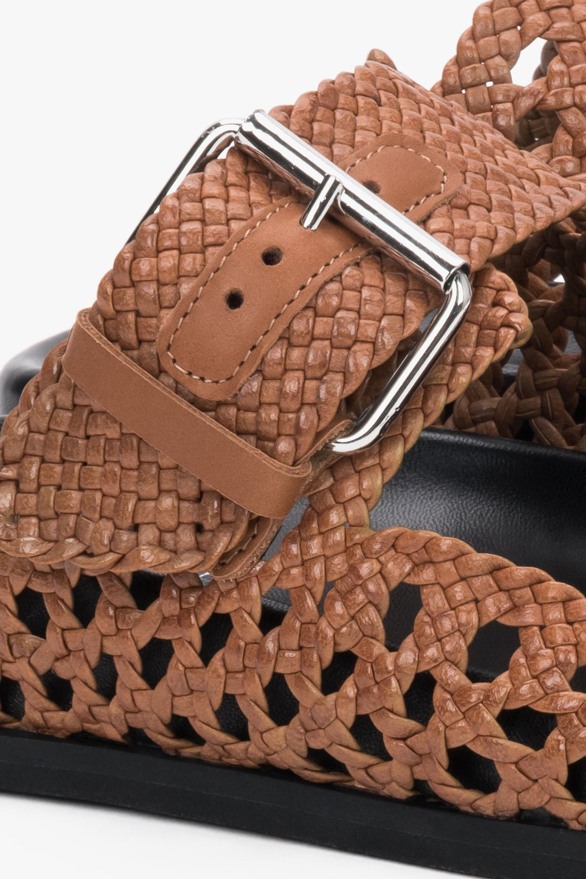 Detailansicht der perforierten Riemen an braunen Leder-Pantoletten