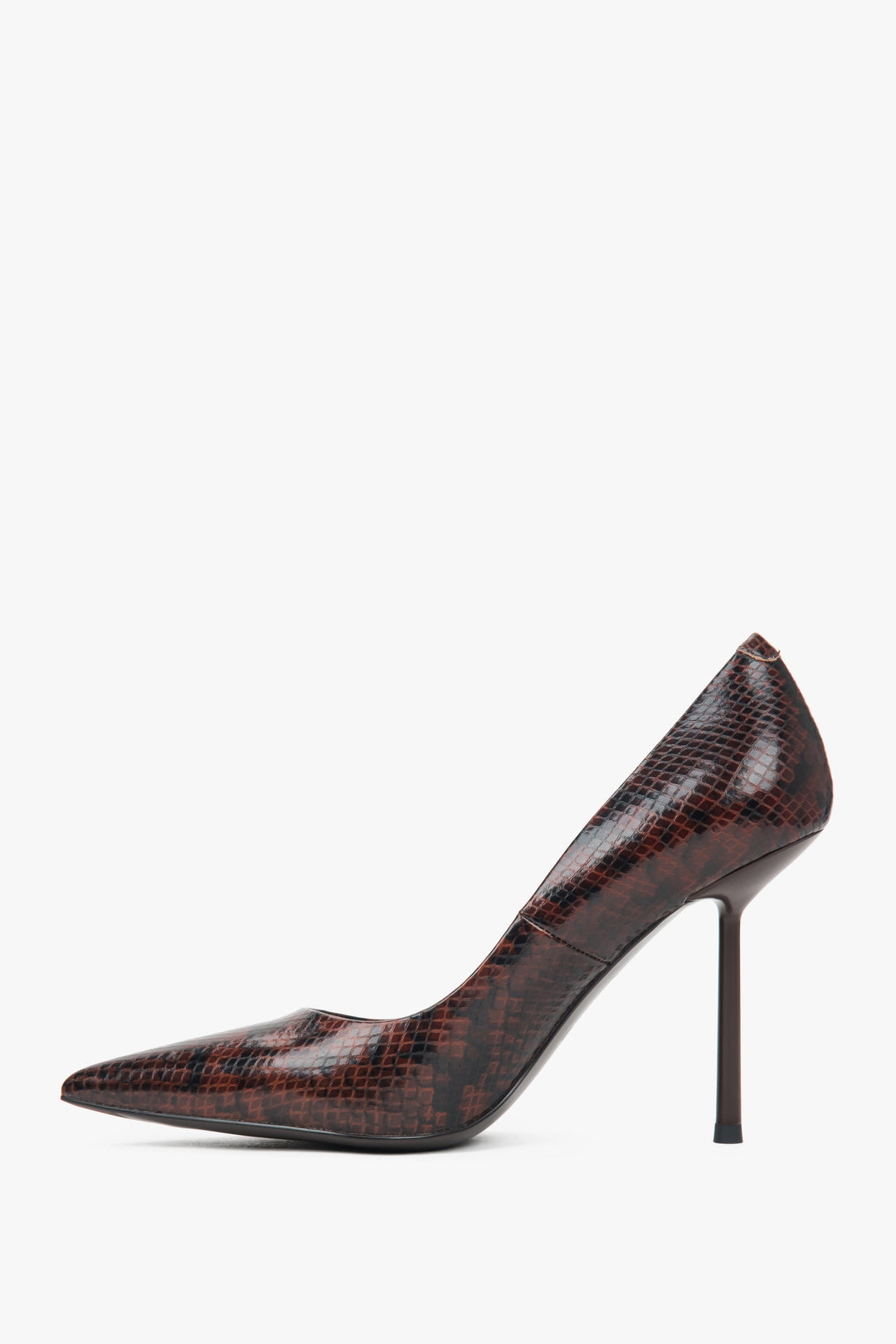 Hochwertige braune Pumps mit hohem Stiletto-Absatz und Schlangen-Optik. 