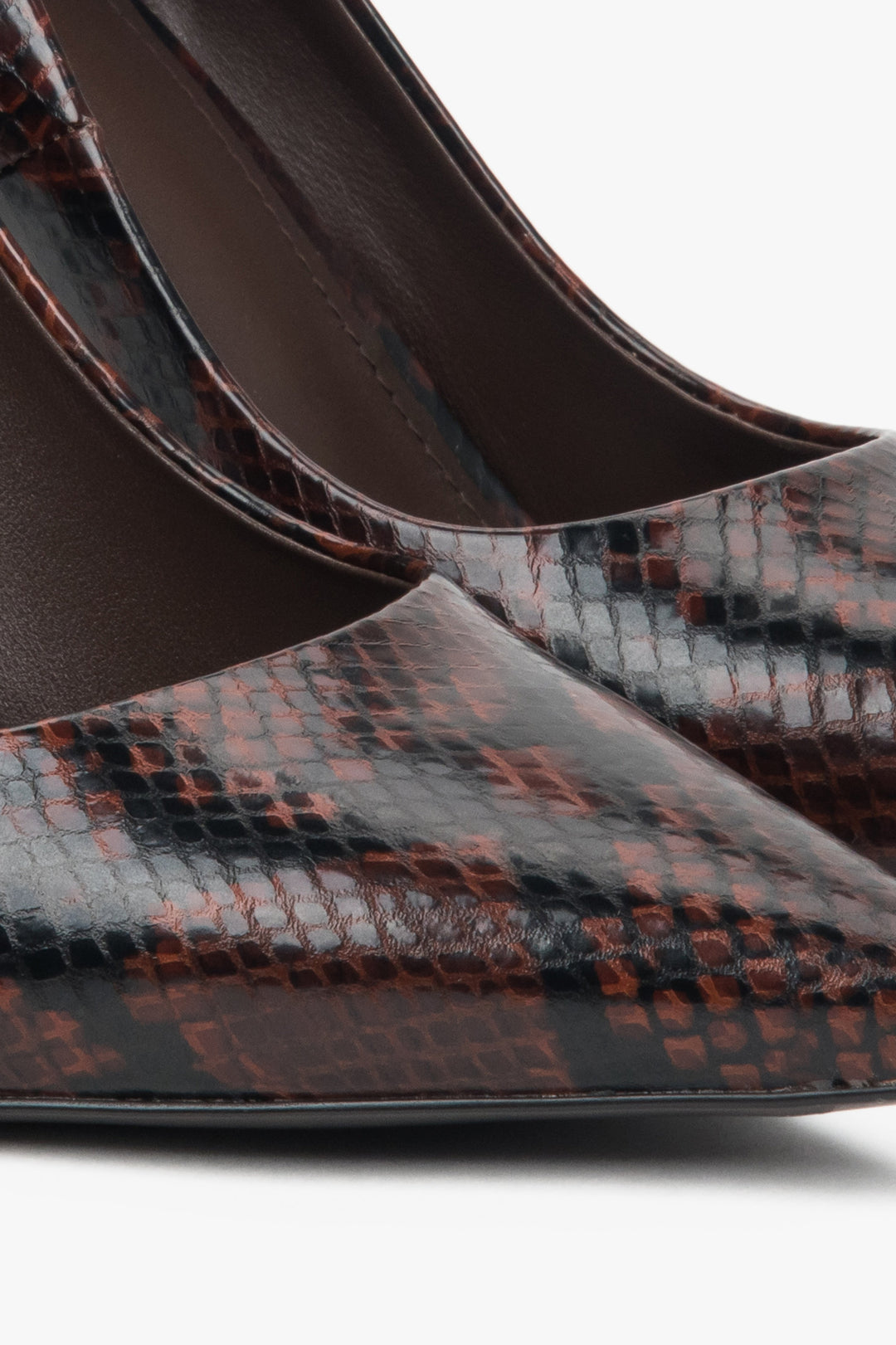 Estro High Heels in Braun mit markantem Schlangenleder-Imitat. 