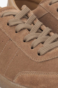 Damen-Sneaker aus braunem Echtvelours von Estro – Details.