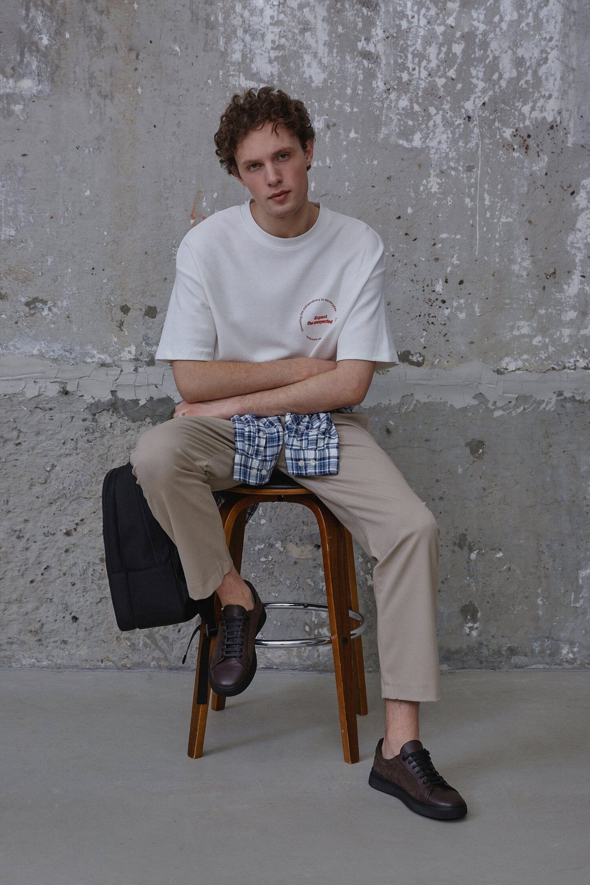 Braune Herren-Sneaker aus echtem Leder und Wildleder von Estro – getragen am Modell.