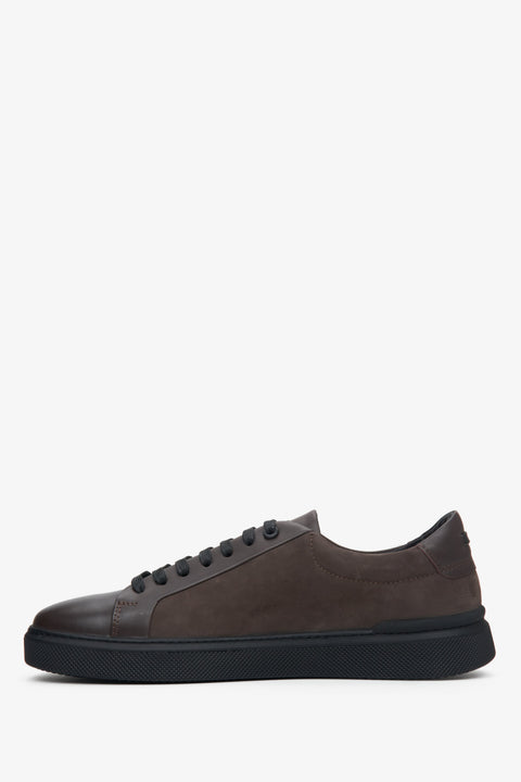 Braune Herren-Sneaker aus Velours und Leder von Estro – Seitenprofil des Schuhs.