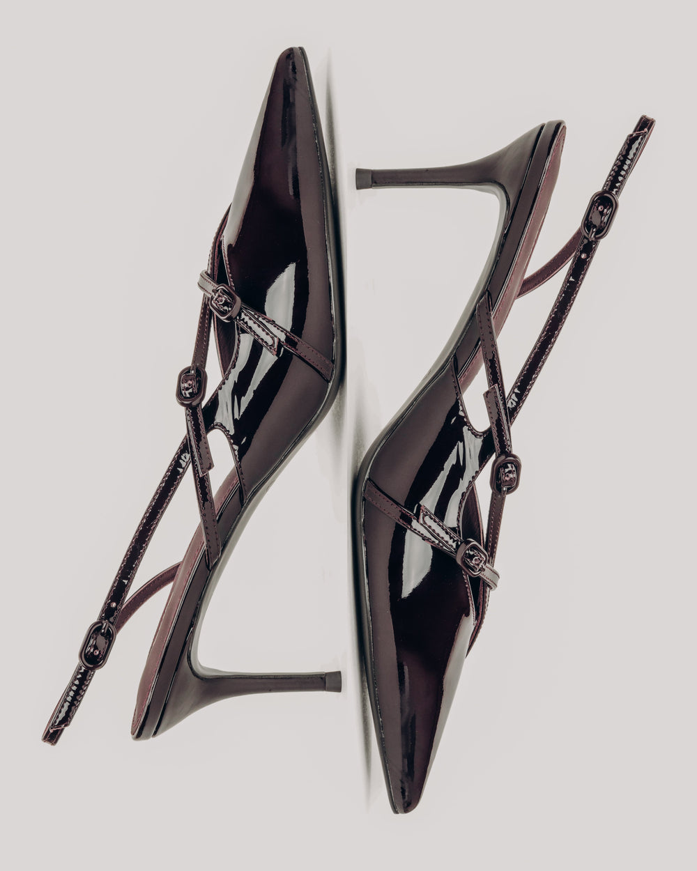 Burgunderrote Damen-Slingpumps aus Lackleder in künstlerischer Ansicht mit schmalen Riemen