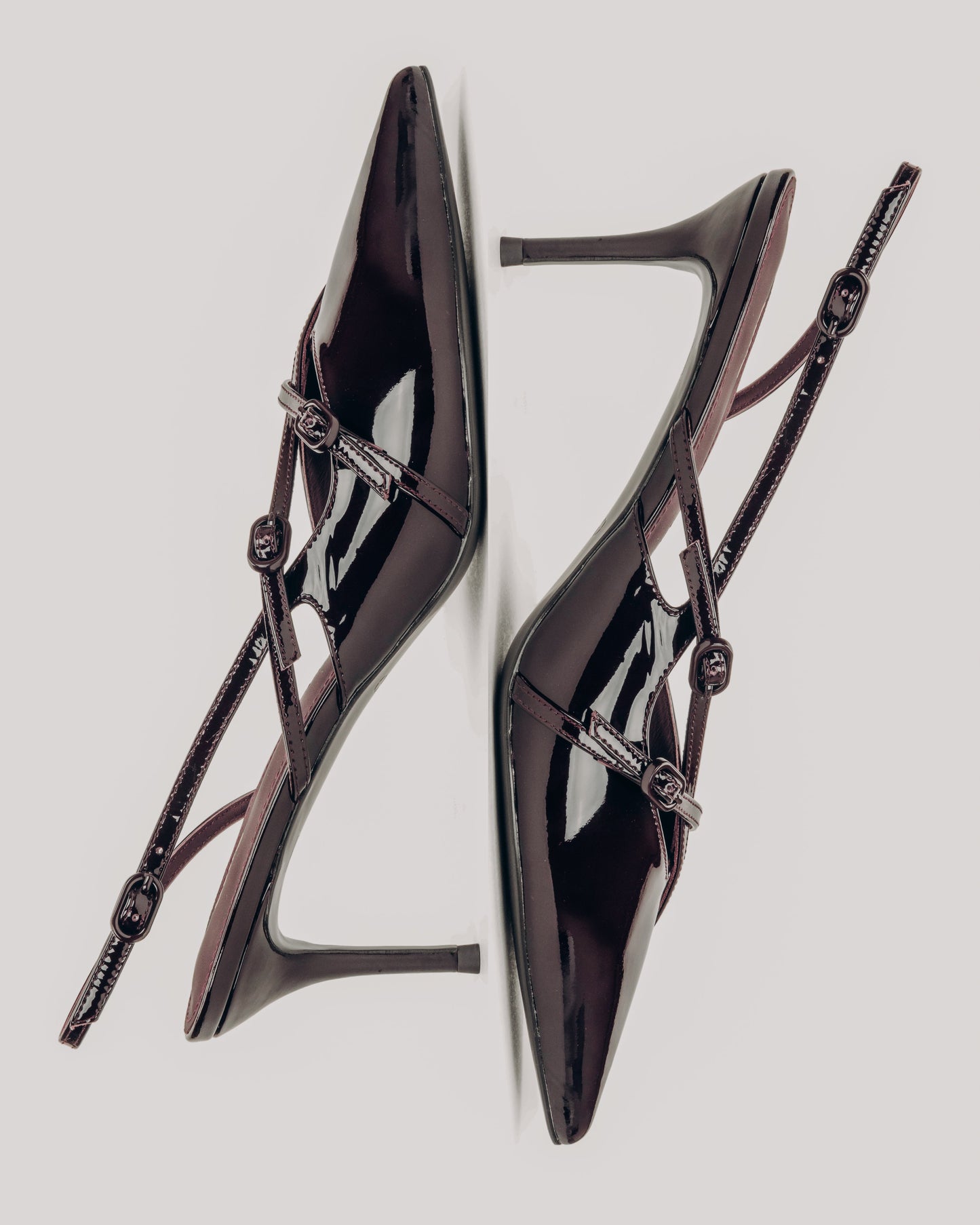 Burgunderrote Damen-Slingpumps aus Lackleder in künstlerischer Ansicht mit schmalen Riemen