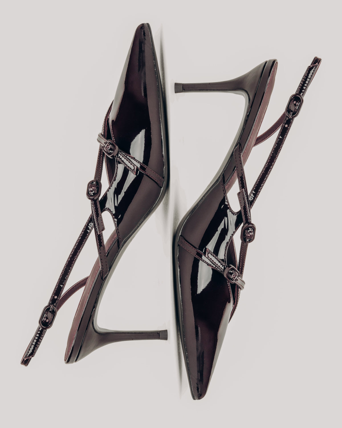 Burgunderrote Damen-Slingpumps aus Lackleder in künstlerischer Ansicht mit schmalen Riemen