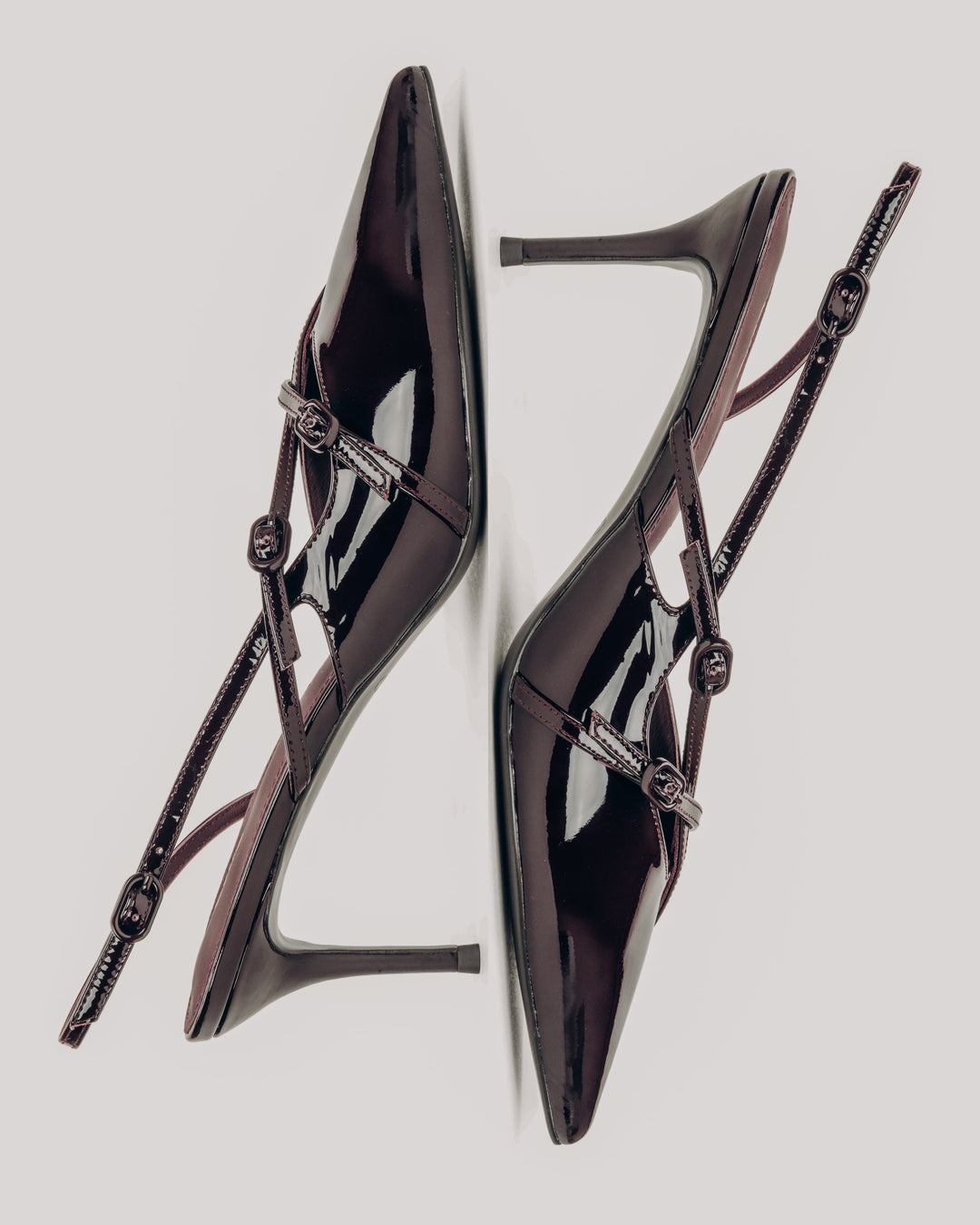 Burgunderrote Damen-Slingpumps aus Lackleder in künstlerischer Ansicht mit schmalen Riemen