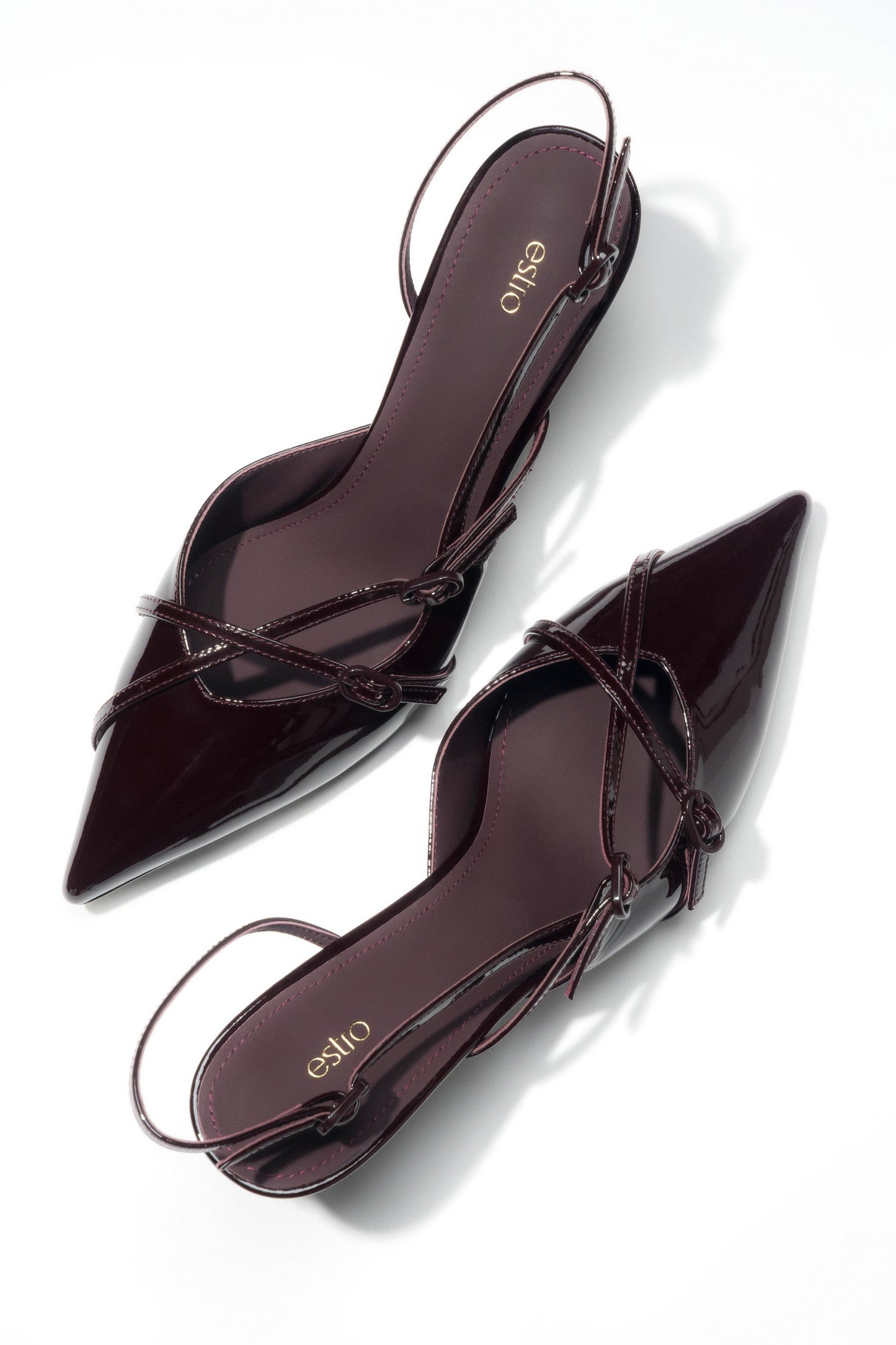 Burgunderrote Damen-Slingpumps aus Lackleder als Paar in schräger Seitenansicht