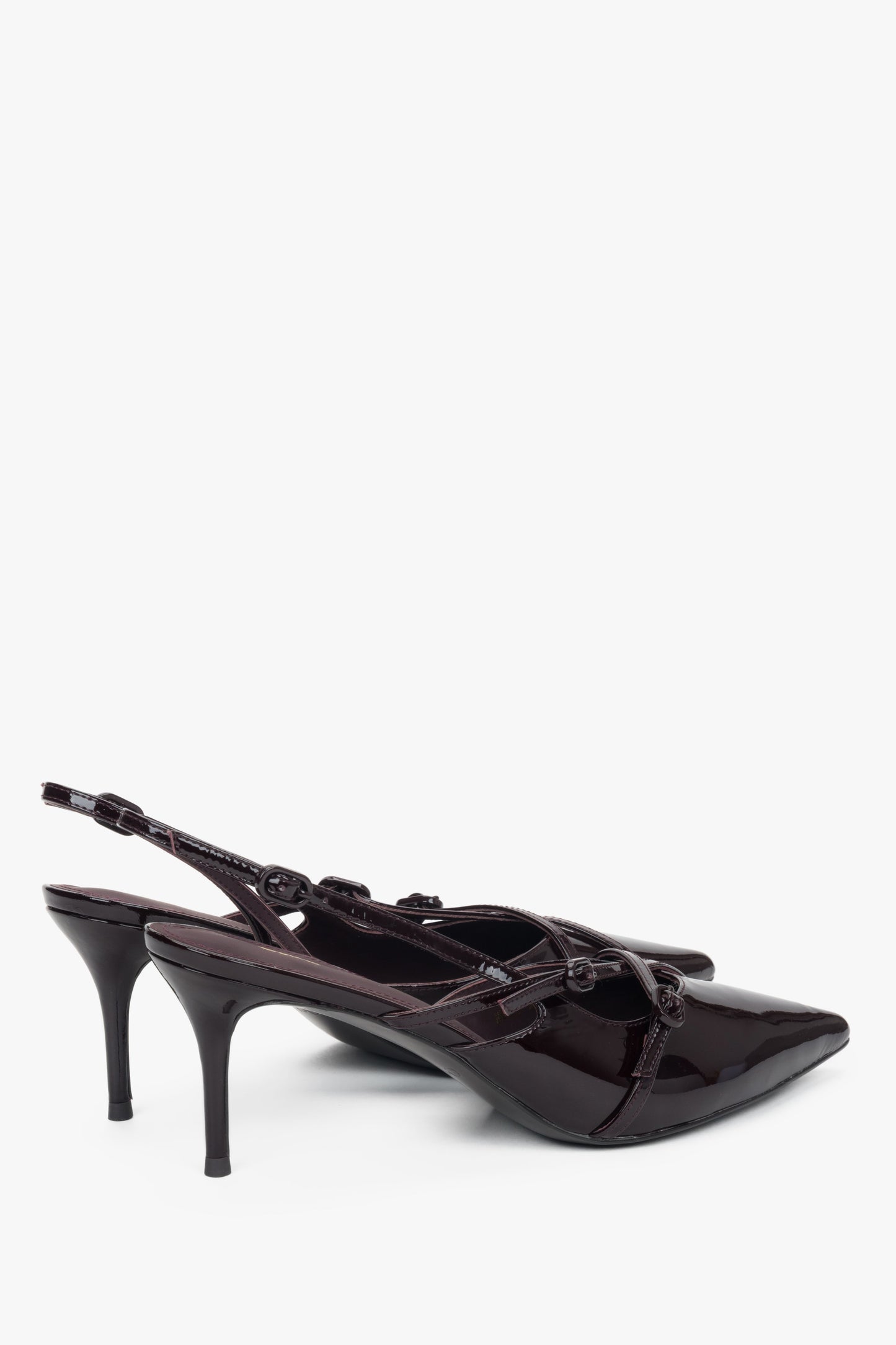 Burgunderrote Damen-Slingpumps aus Lackleder in schräger Seitenansicht mit Schnallen