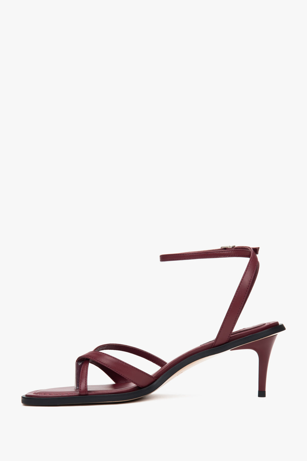 Bequeme burgundrote Riemchen-Sandaletten mit kleinem Absatz für den Sommer. 