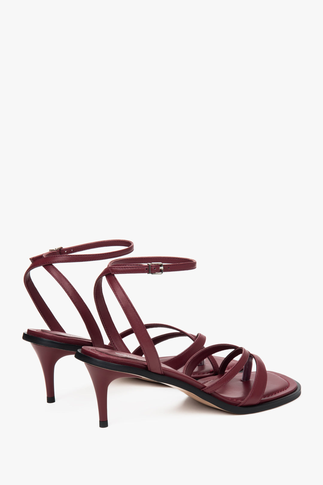 Elegante bordeauxrote Leder-Sandalen – ideal für sommerliche Abendoutfits.