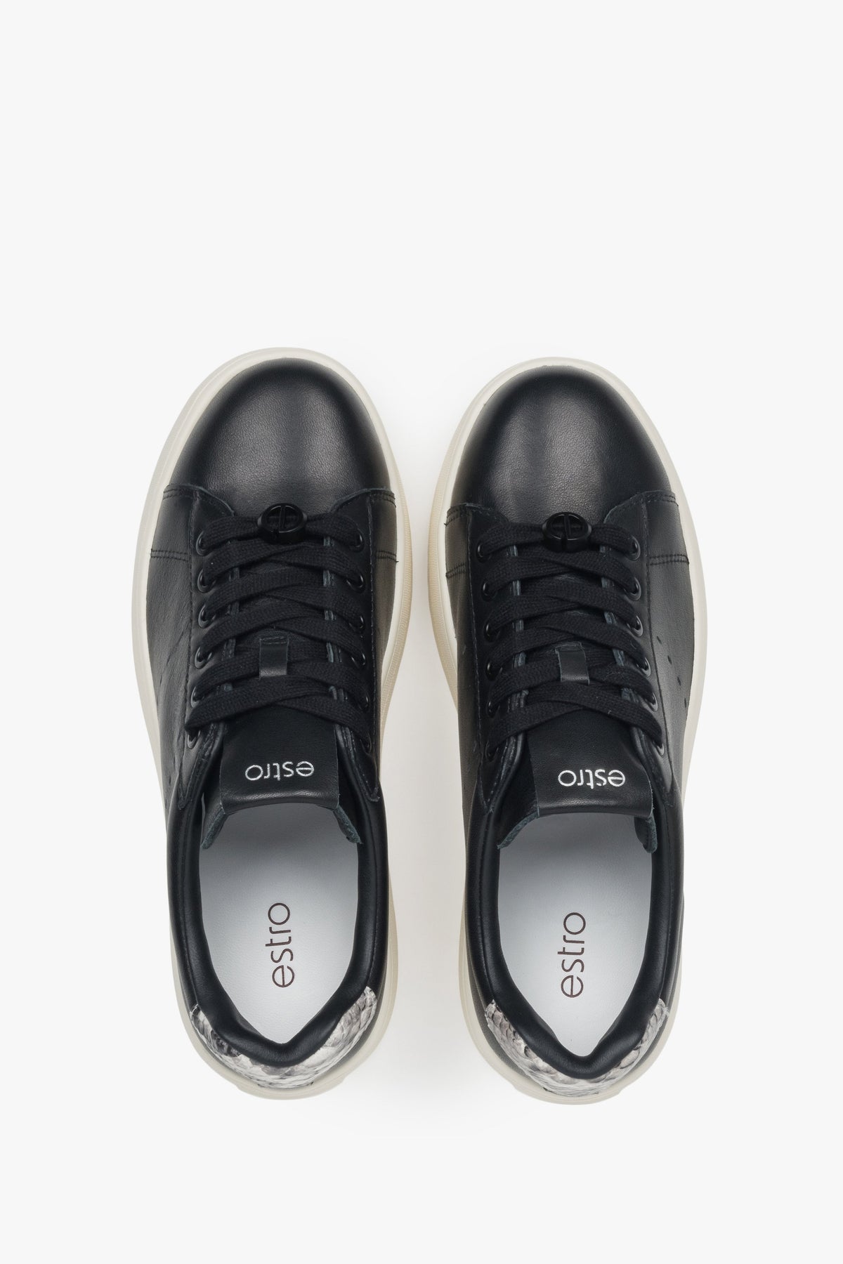 Schwarze Low-Top-Damensneaker aus Leder mit klobiger Sohle.
