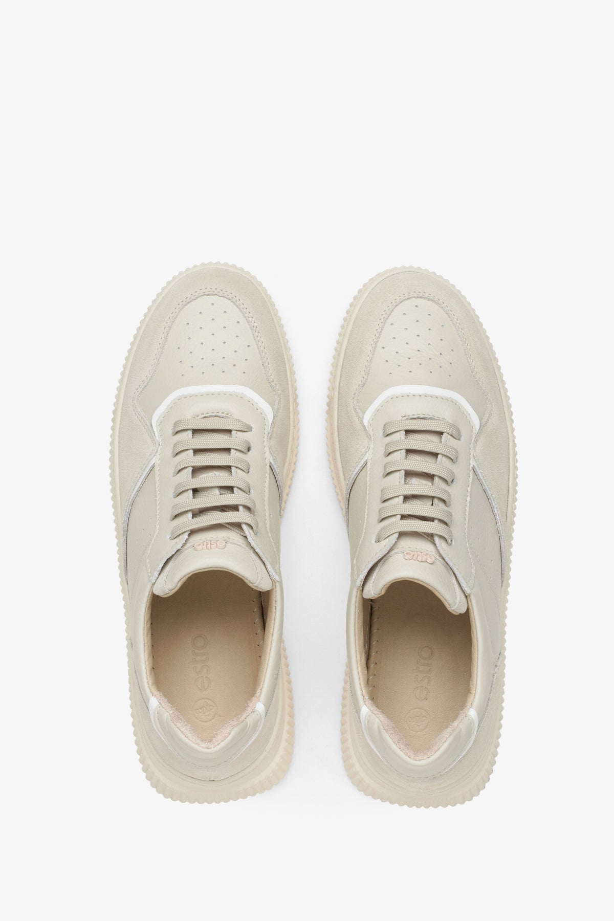 Draufsicht auf das Paar creme-beiger Damen-Sneaker mit Echtleder-Einlegesohle