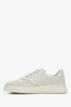 Seitliche Perspektive der eleganten Damen-Sneaker mit klassischer Schnürung