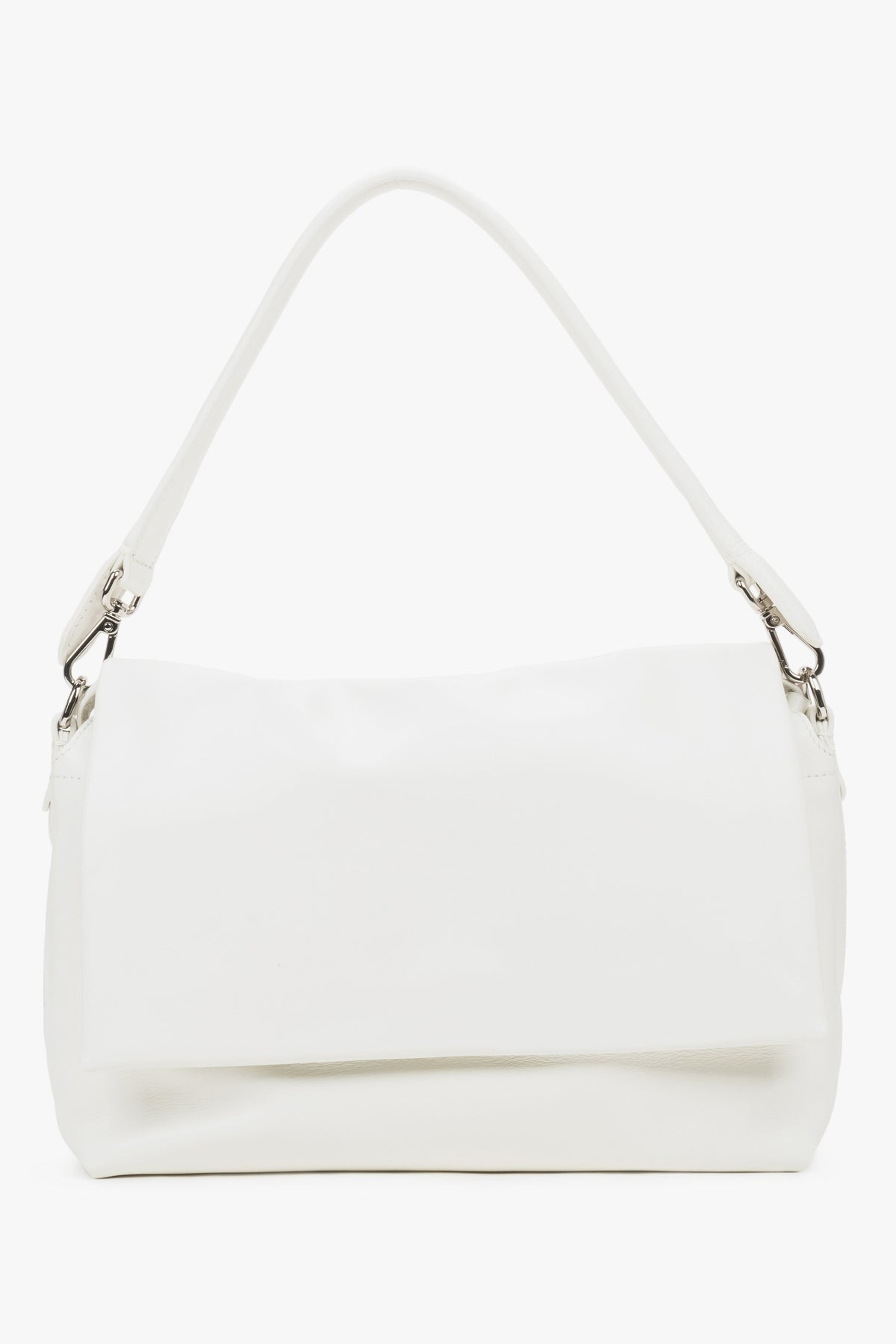 Flache Frontansicht der geschlossenen, weißen Damen-Handtasche in minimalistischem Design 