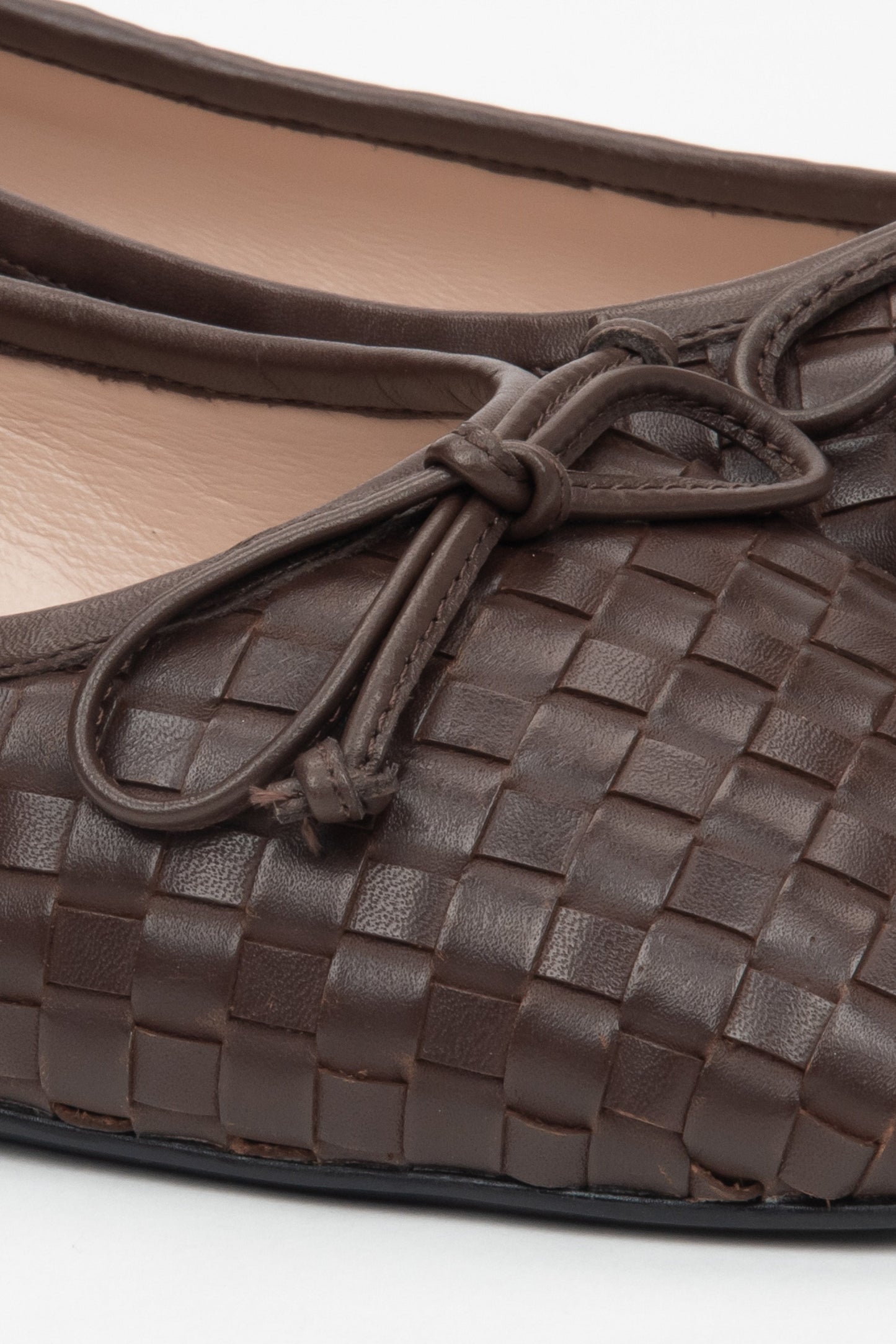 Dunkelbraune Damen-Ballerinas von Estro aus geflochtenem Echtleder.