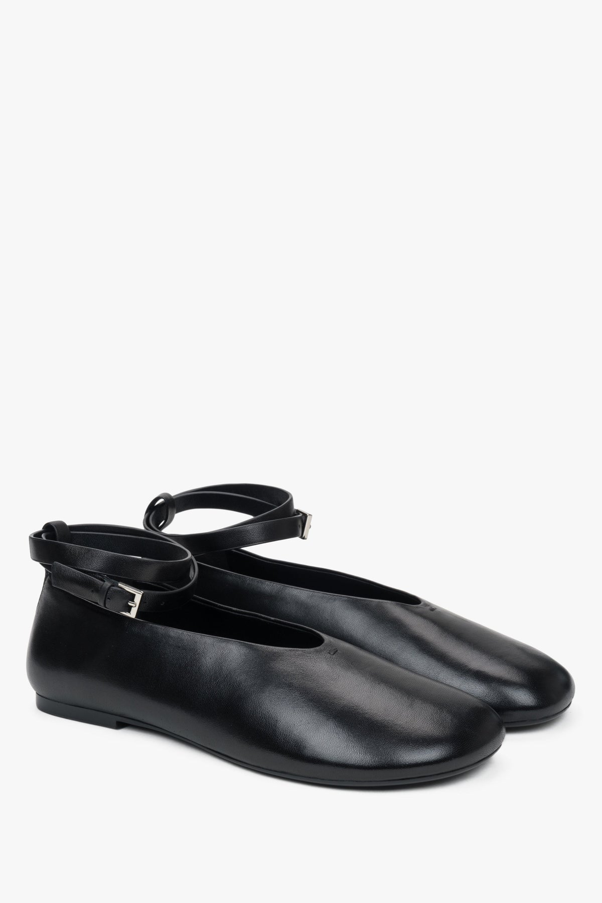 Elegante Ballerinas aus schwarzem Leder mit flacher Sohle und Riemchen am Knöchel, Estro ER00117187