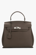 Frontansicht der Damen Henkeltasche in Taupe aus echtem Leder mit silbernem Verschluss.