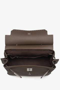 Blick in das Innere der geöffneten Handtasche mit hochwertigem Veloursfutter.