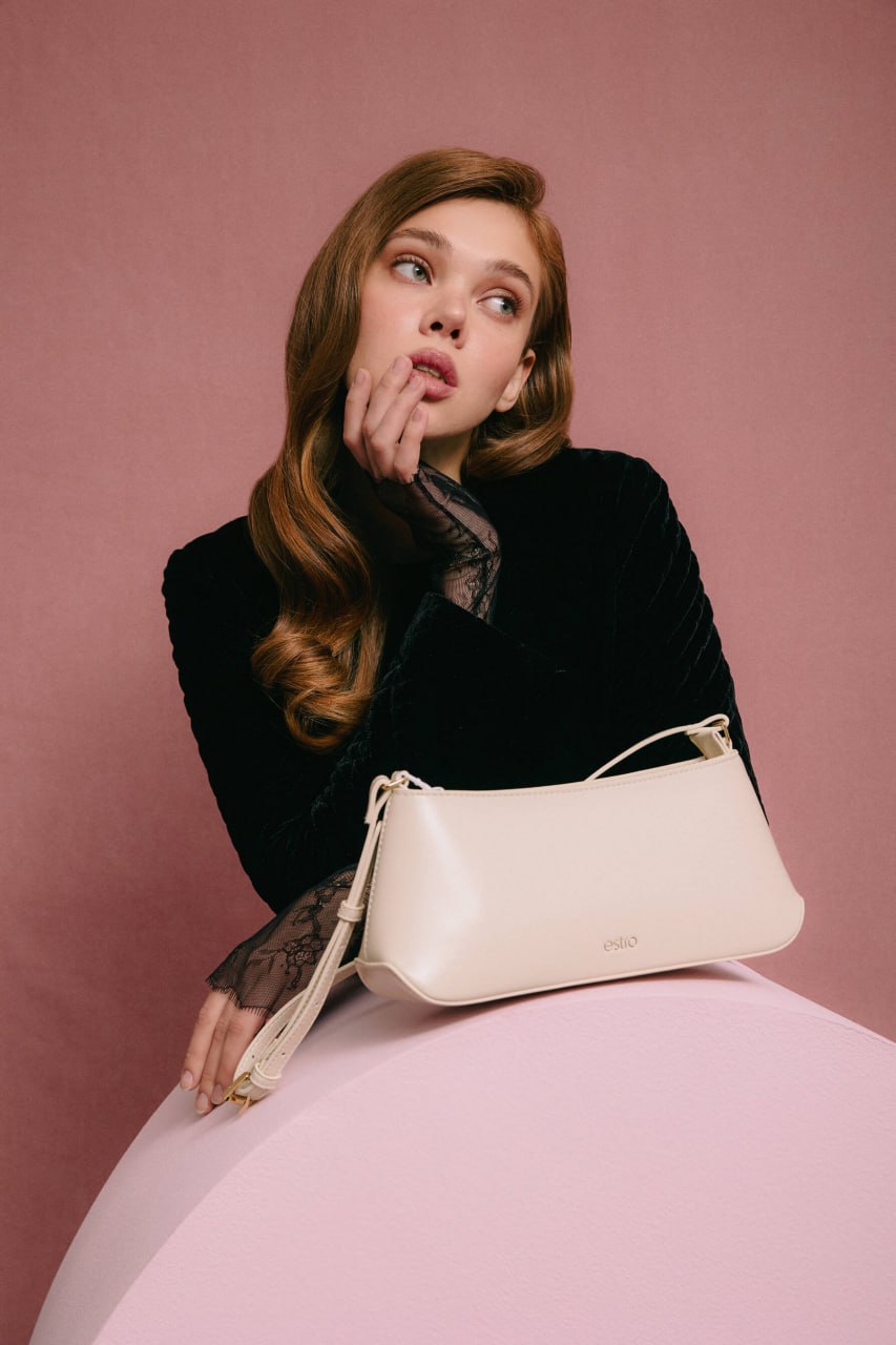 Klassische Damen-Schultertasche in Hellbeige aus hochwertigem Echtleder, elegant und zeitlos ER00116878