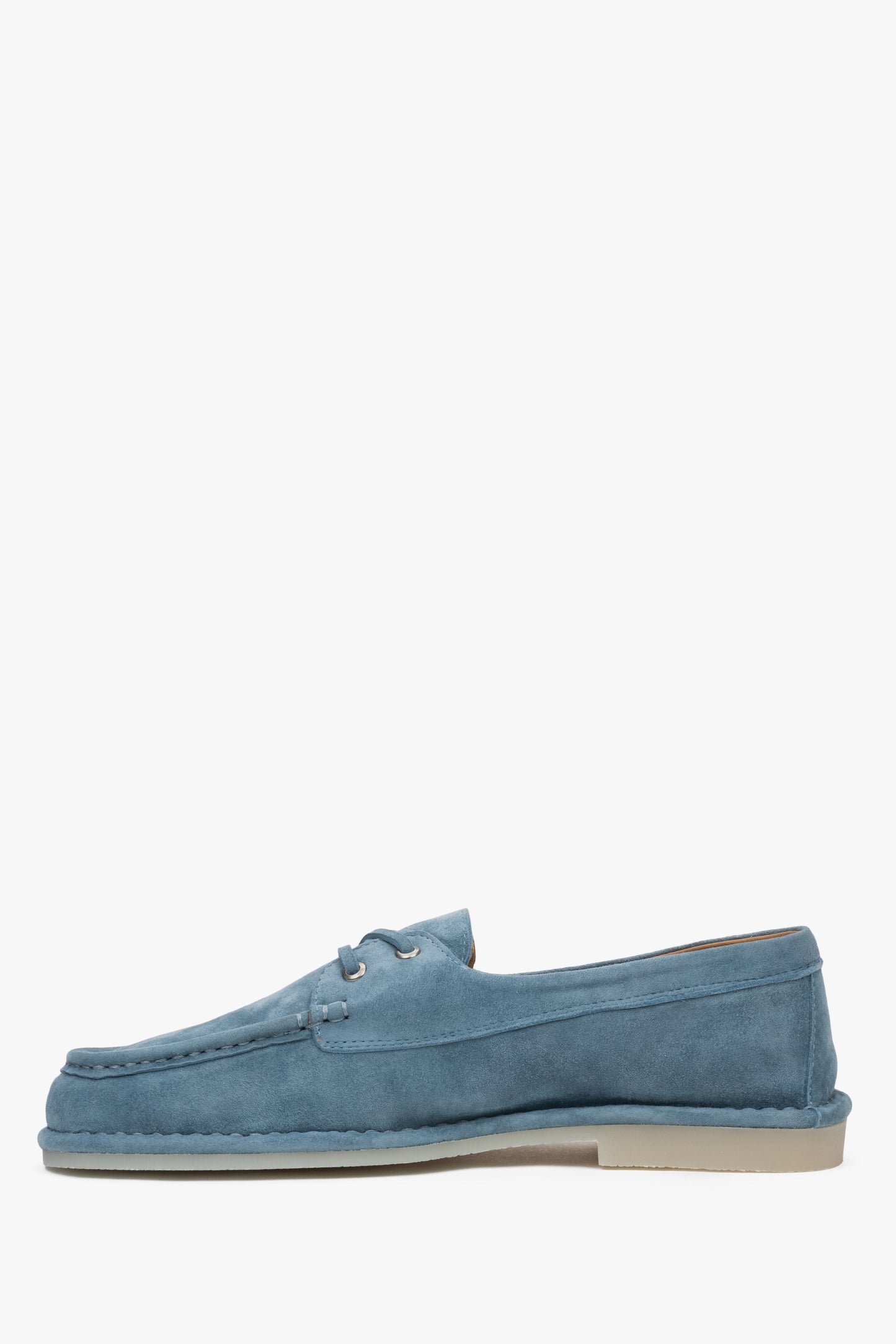 Stilvolle blaue Damen-Loafer von Estro aus weichem Velours, geschnürt im markanten maritimen Stil.