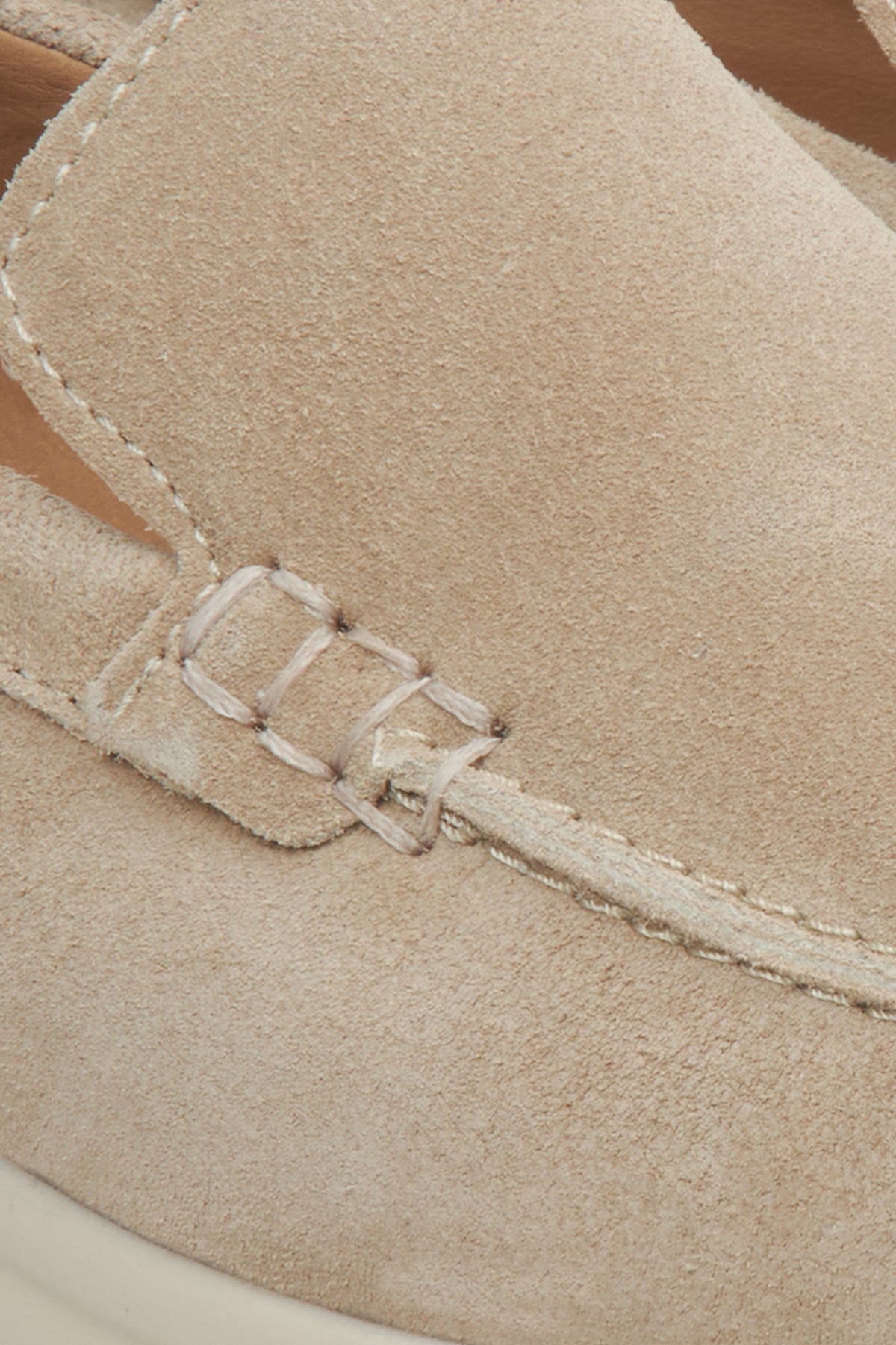 Nahaufnahme des weichen Velours der sandbeigen Estro Loafer.
