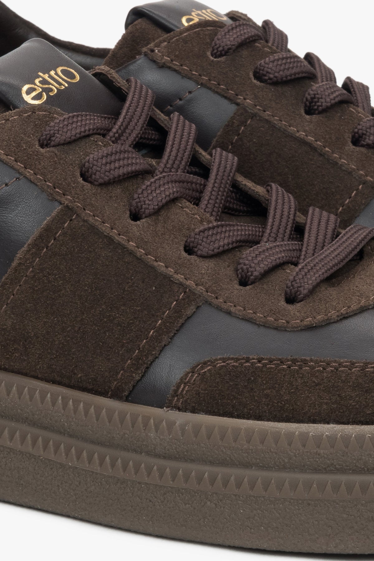 Damen Low-Top Sneaker aus Velours und Leder.