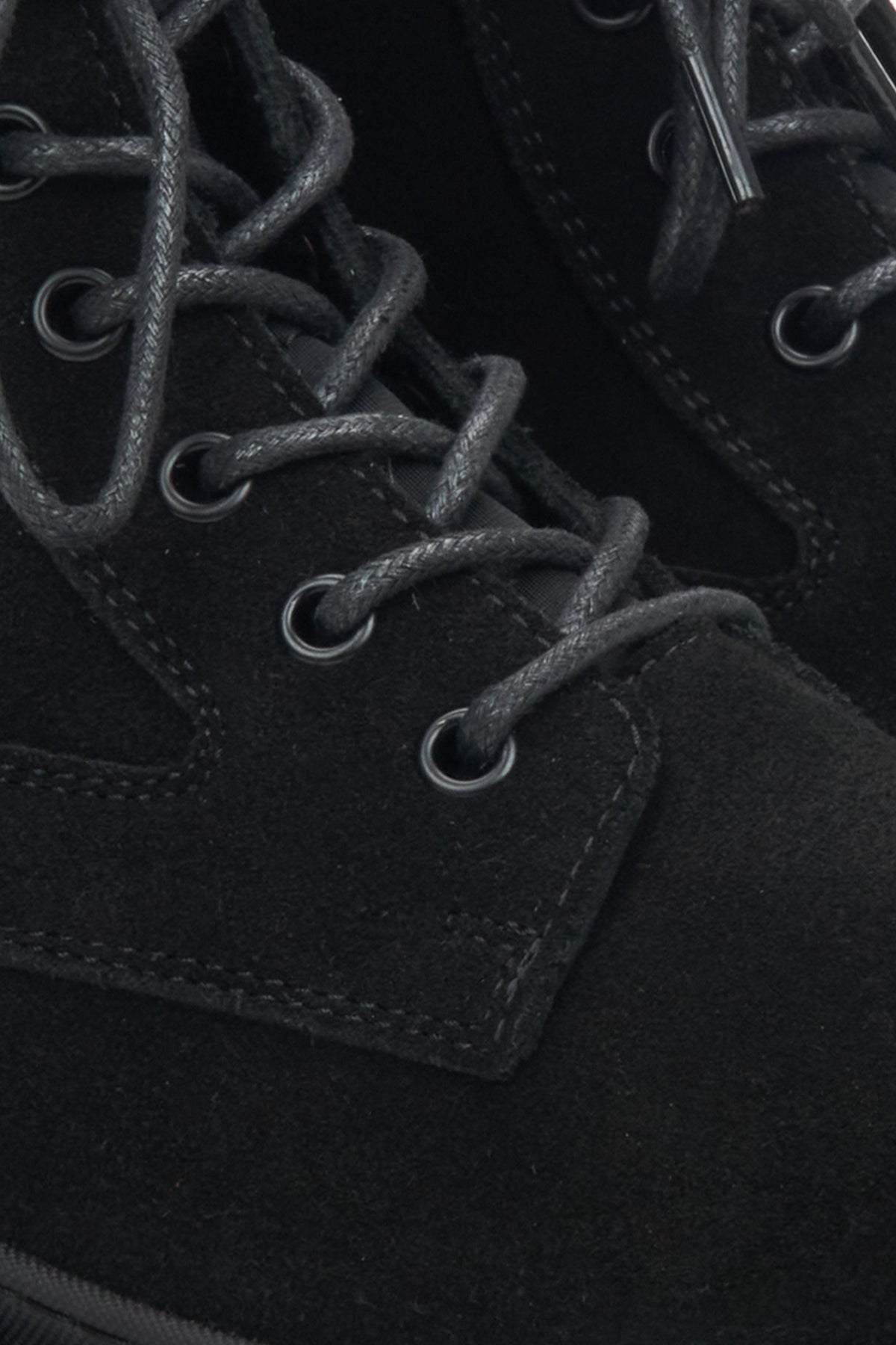 Schwarze Damen-Veloursstiefeletten von Estro – Detailaufnahme.