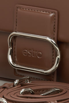 Braune Damenhandtasche aus Leder von Estro – Detailansicht.

