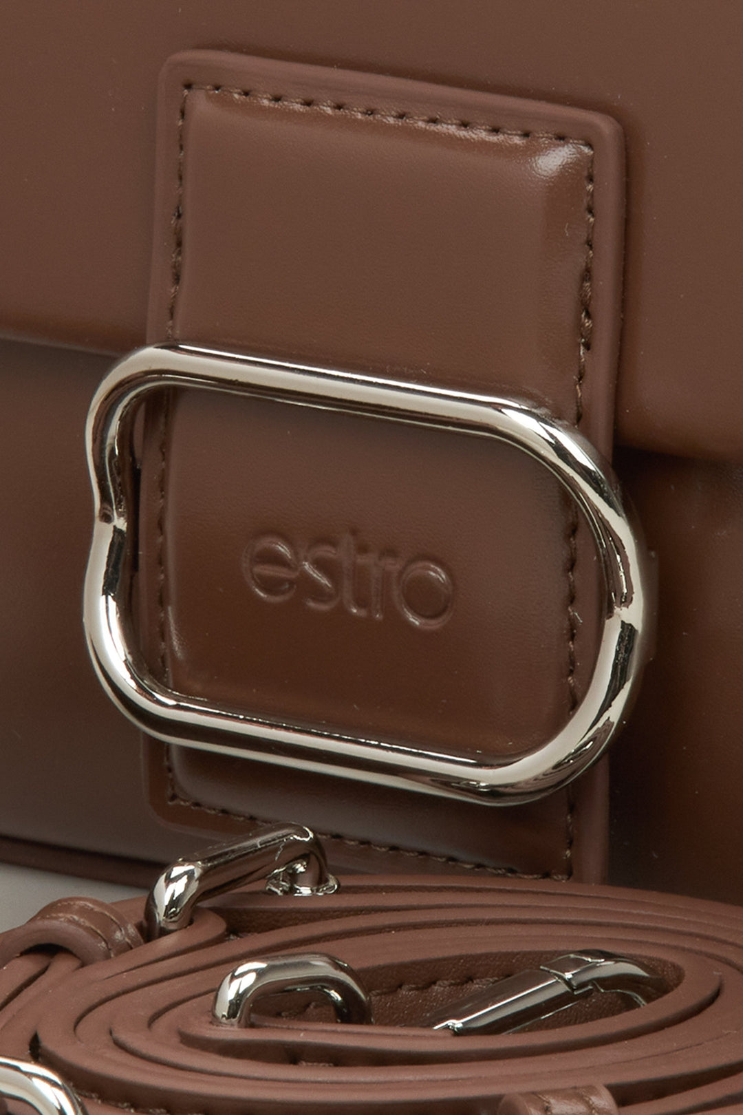 Braune Damenhandtasche aus Leder von Estro – Detailansicht.
